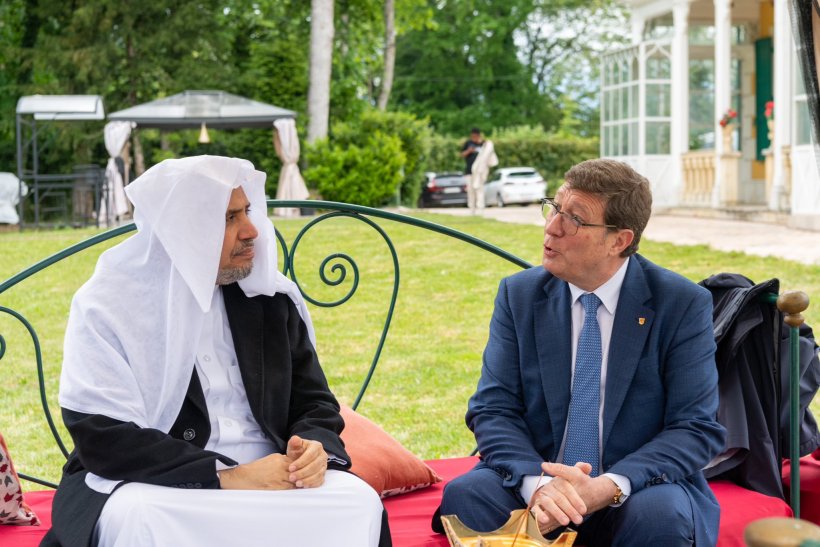 احتفى مساء أمس معالي المدير السابق للمنظمة الدولية للملكية الفكرية، عضو لجنة الأمم المتحدة للقانون الدولي، رئيس المحكمة الدولية للتحكيم والوساطة، عضو المحكمة الدولية لفض النزاعات بلاهاي السيد كامل إدريس بمعالي الأمين العام رئيس هيئة علماء المسلمين الشيخ د