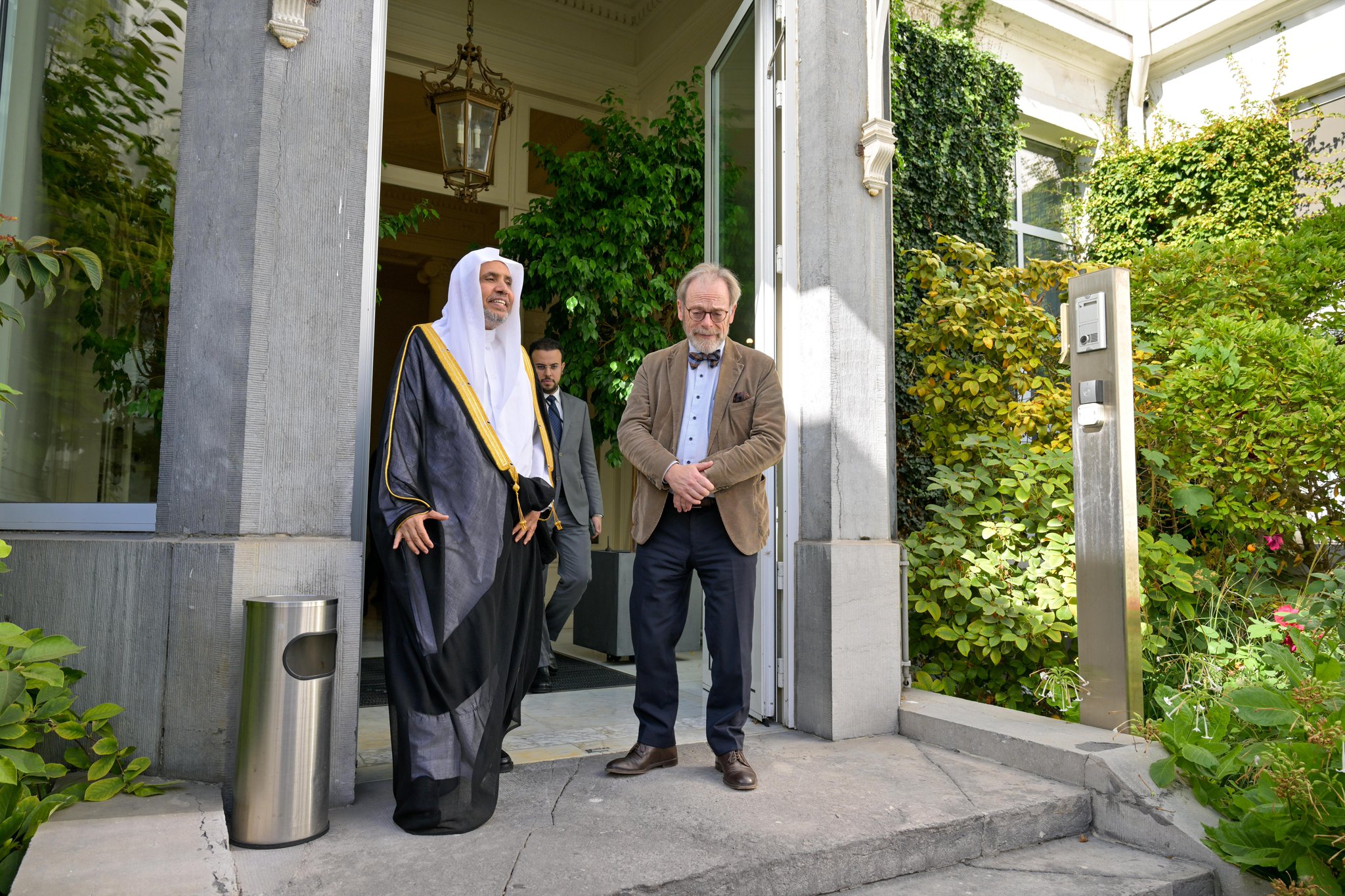 ‏التقى معالي الأمين العام، رئيسُ هيئة علماء المسلمين، فضيلةُ الشيخ د.⁧‫محمد العيسى‬⁩‬⁩، في مقرّ البرلمان الفيدراليّ بالعاصمة البلجيكية "بروكسل"، رئيسَ البرلمان الفيدرالي، السيد بيتر دي روفر