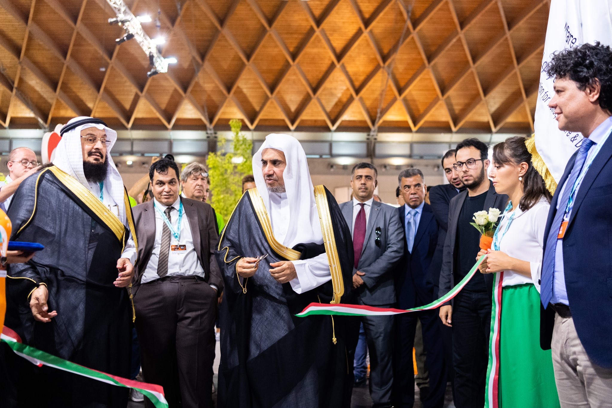 Le D.Mohammad Alissa a inauguré une aile d’exposition de la Ligue Islamique Mondiale au Forum de Rimini pour l’amitié entre les peuples qui plus d’un million de visiteurs et qui est considéré comme l’un des plus grands forums d’Europe.