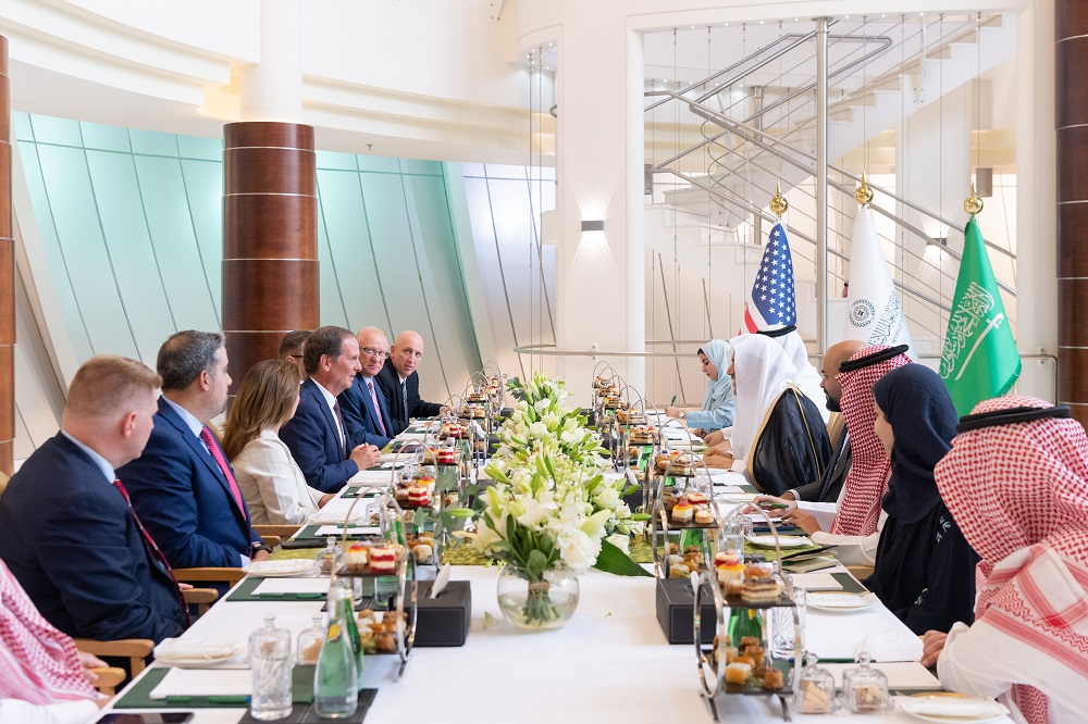 د. العيسى يلتقي وفداً من الكونغرس الأمريكي