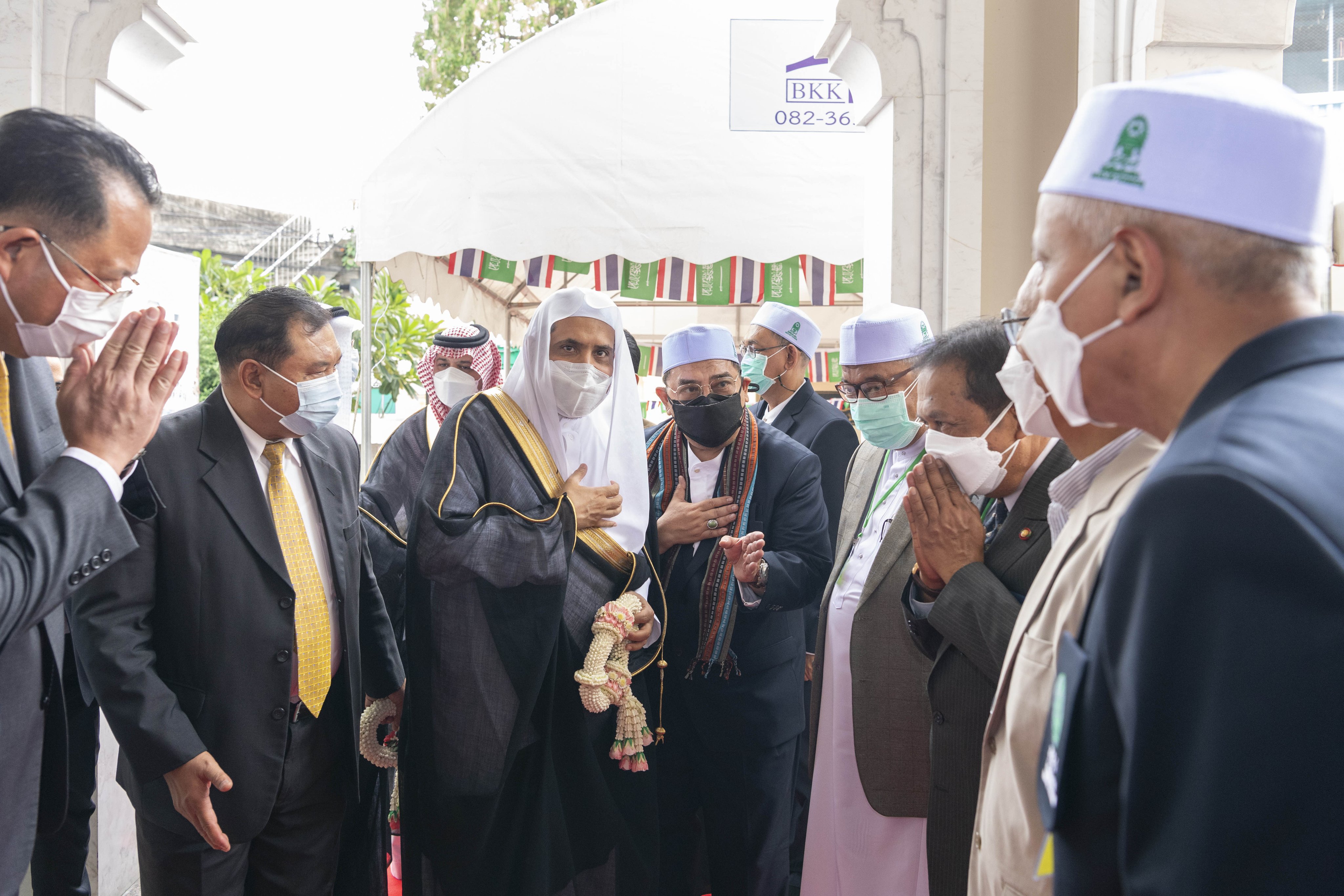 H.E. met with eminent sheikhs and imams and exchanged conversations of common interest with them