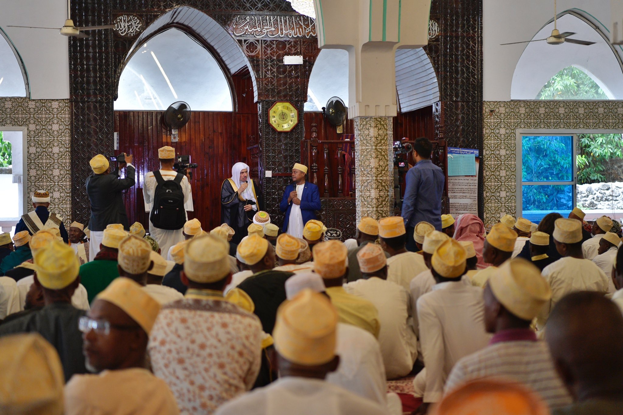 ‏معالي الشيخ د.محمد العيسى⁩ يخطب في المصلين يوم الجمعة بحضور فخامة رئيس ⁧جزر القمر⁩ .