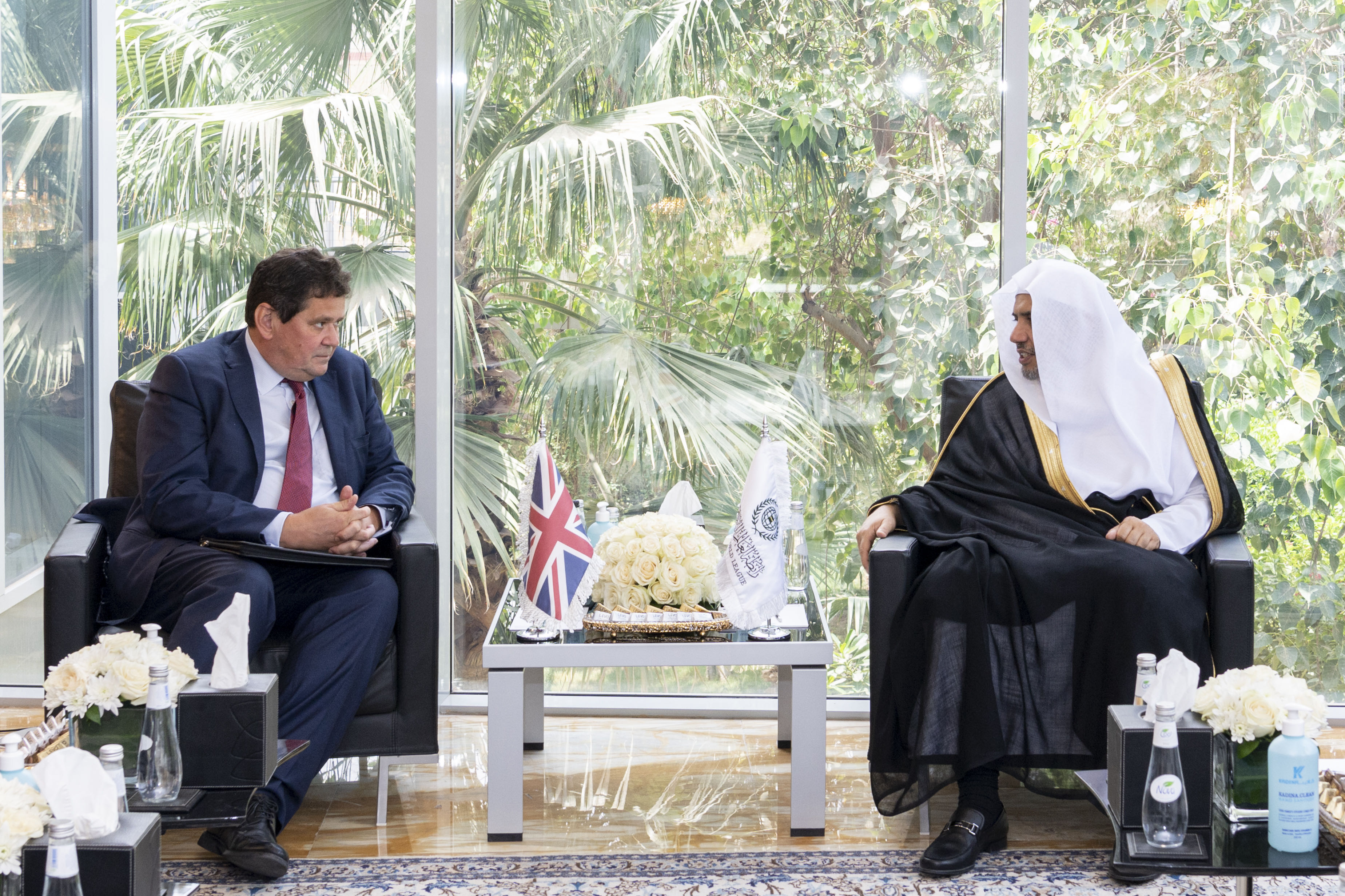 استقبل معالي الأمين العام الشيخ د. محمد العيسى‬⁩ في مكتبه بالرياض، سعادة سفير المملكة المتحدة لدى المملكة العربية السعودية، السيد نيل كرومبتون