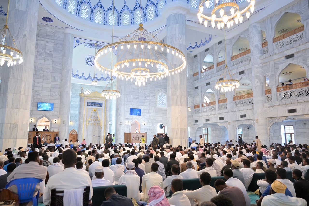 أمين عام رابطة العالم الإسلامي يُلقي خطبة الجمعة ويؤمّ المصلين في الجامع الكبير بالعاصمة الصومالية