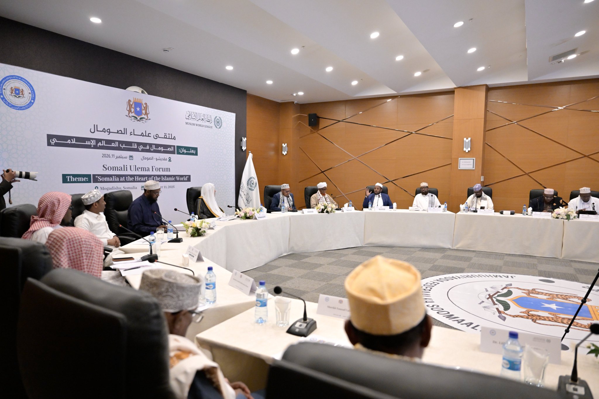 التقى معالي الأمين العام لرابطة العالم الإسلامي، رئيس هيئة علماء المسلمين، فضيلة الشيخ الدكتور محمد بن عبدالكريم العيسى‬⁩ ، بكبار العلماء في الصومال، في لقاءٍ علميٍّ وفكريٍّ حافل