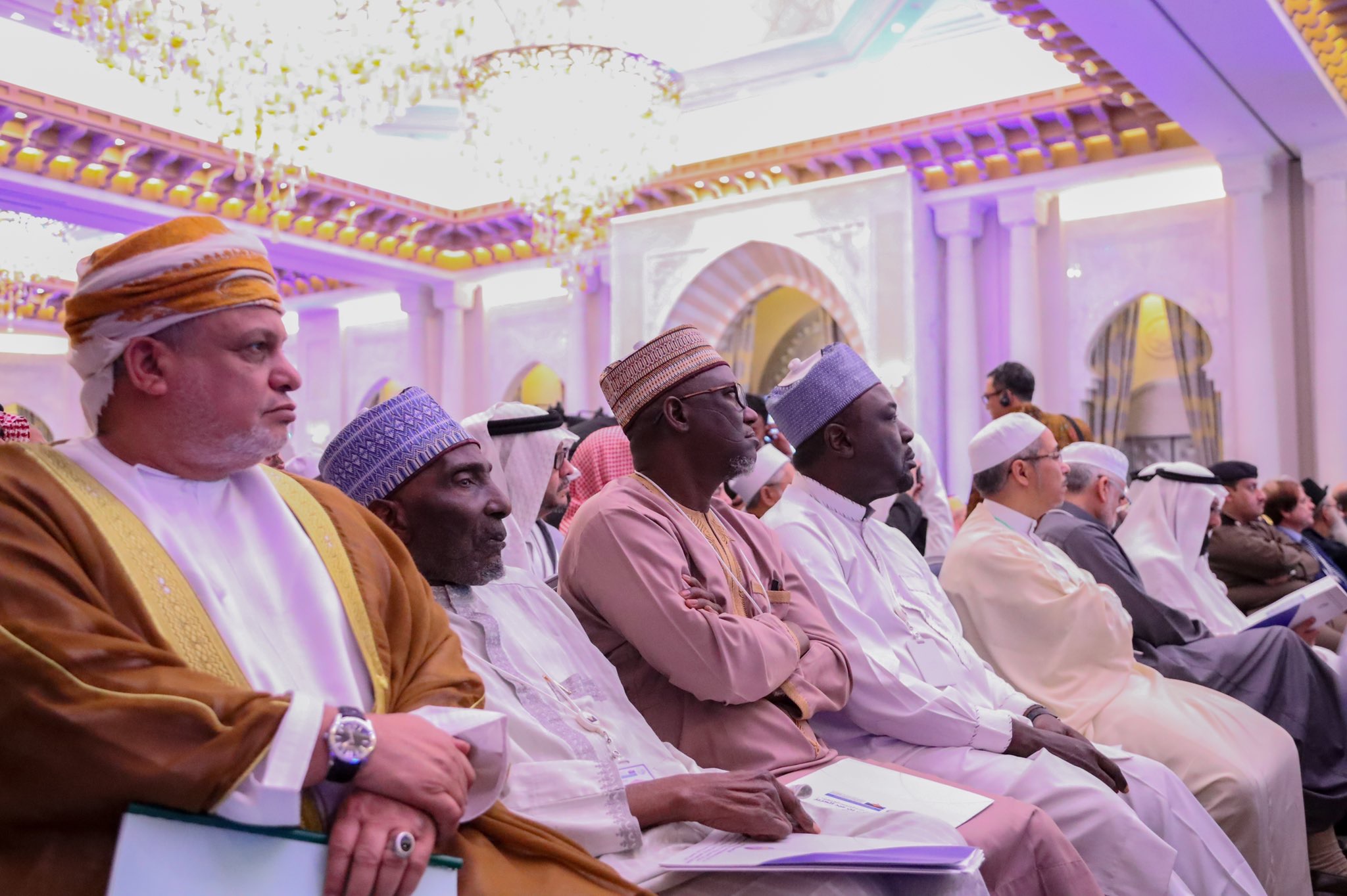 تضمنت مقررات البيان الختامي لمؤتمر ⁧‫#الوحدة_الإسلامية‬⁩ (المنعقد مؤخراً في ⁧‫#المسجد_الحرام‬⁩ حيث الكعبة المشرفة قبلة المسلمين ومهوى أفئدتهم بحضور 1200 مُفْتٍ وعالم من 28 مكوناً إسلامياً) اعتزاز الجميع بالدور الريادي الذي تضطلع به المملكة العربية ⁧‫#السعودية‬⁩ في مرجعيتها الإسلامية العليا.