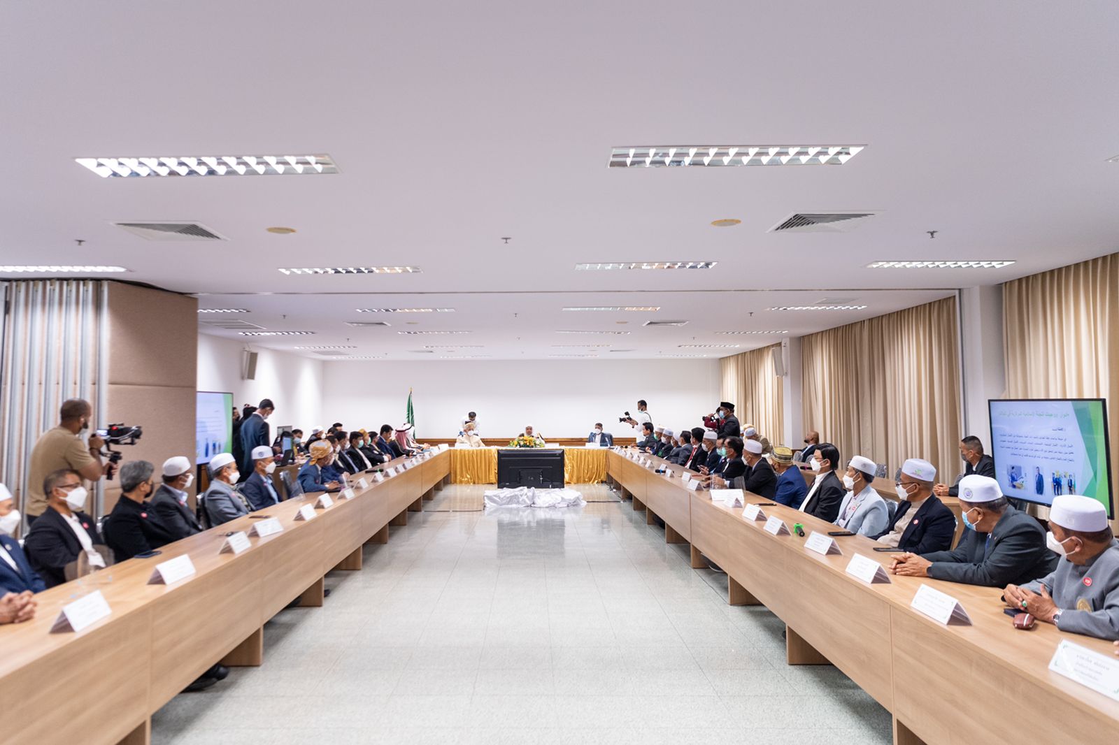 العيسى يلتقي بالمشايخ والأئمة في تايلند ويُلقي محاضرة في مجلس المركز الإسلامي حول "التسامح الديني وبناء الجسور"