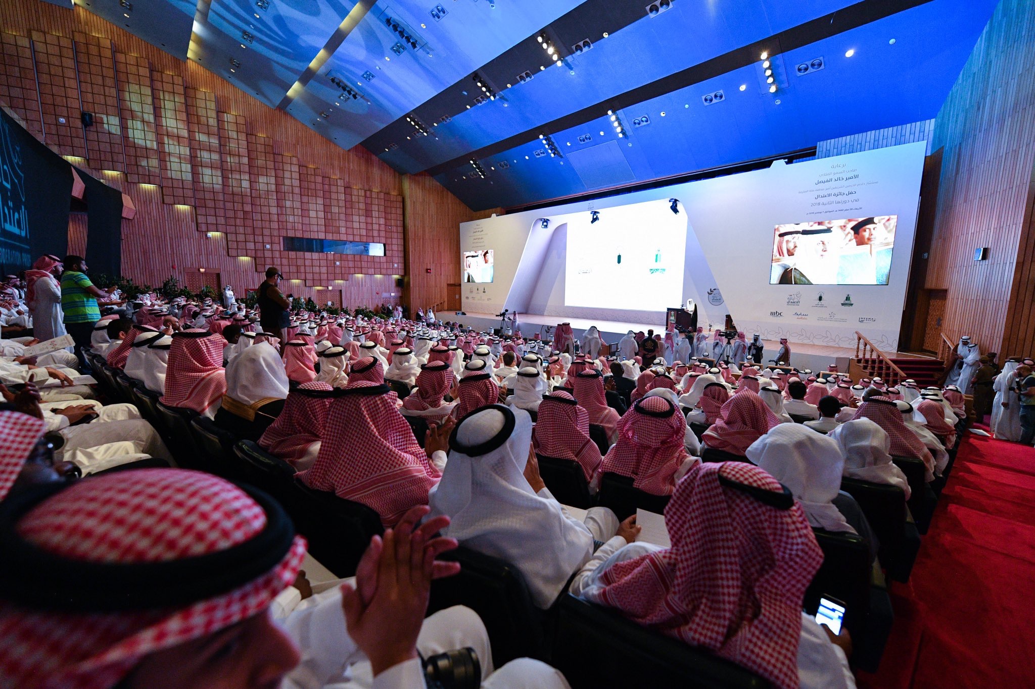 مستشار ⁧خادم الحرمين الشريفين⁩ أمير منطقة ⁧مكة المكرمة⁩ صاحب السمو الملكي ⁧الأمير خالد الفيصل⁩  يسلم جائزة الاعتدال⁩ لمعالي الشيخ د. ⁧محمد العيسى⁩ تقديراً لجهوده العالمية في نشر الاعتدال بحضور أصحاب السمو والفضيلة والمعالي والسعادة في سياق كبار الشخصيات العلمية والفكرية والدبلوماسية