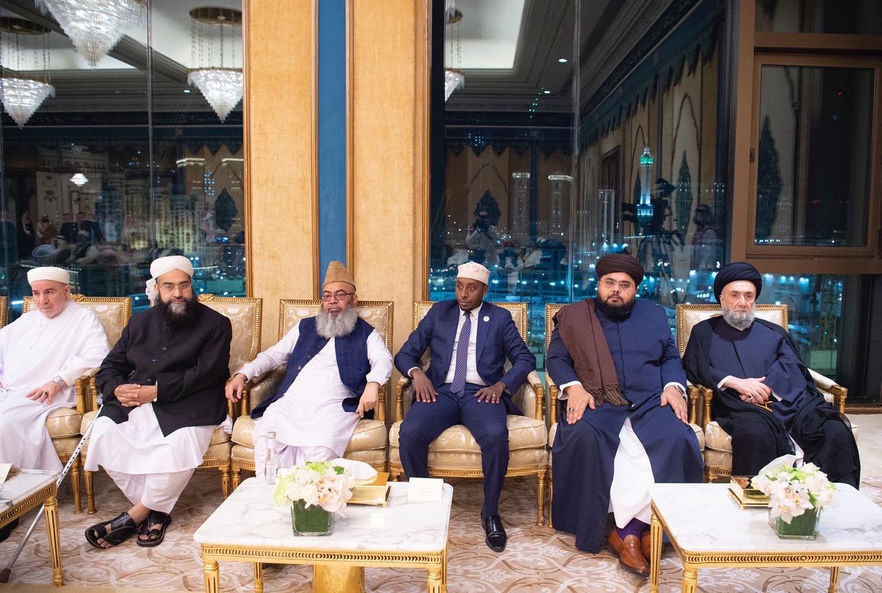 خادم الحرمين الشريفين يستقبل العلماء المشاركين في مؤتمر ⁧رابطة العالم الإسلامي⁩ ويتسلم ⁧وثيقة مكة المكرمة⁩ من كبار علماء الأمة الإسلامية