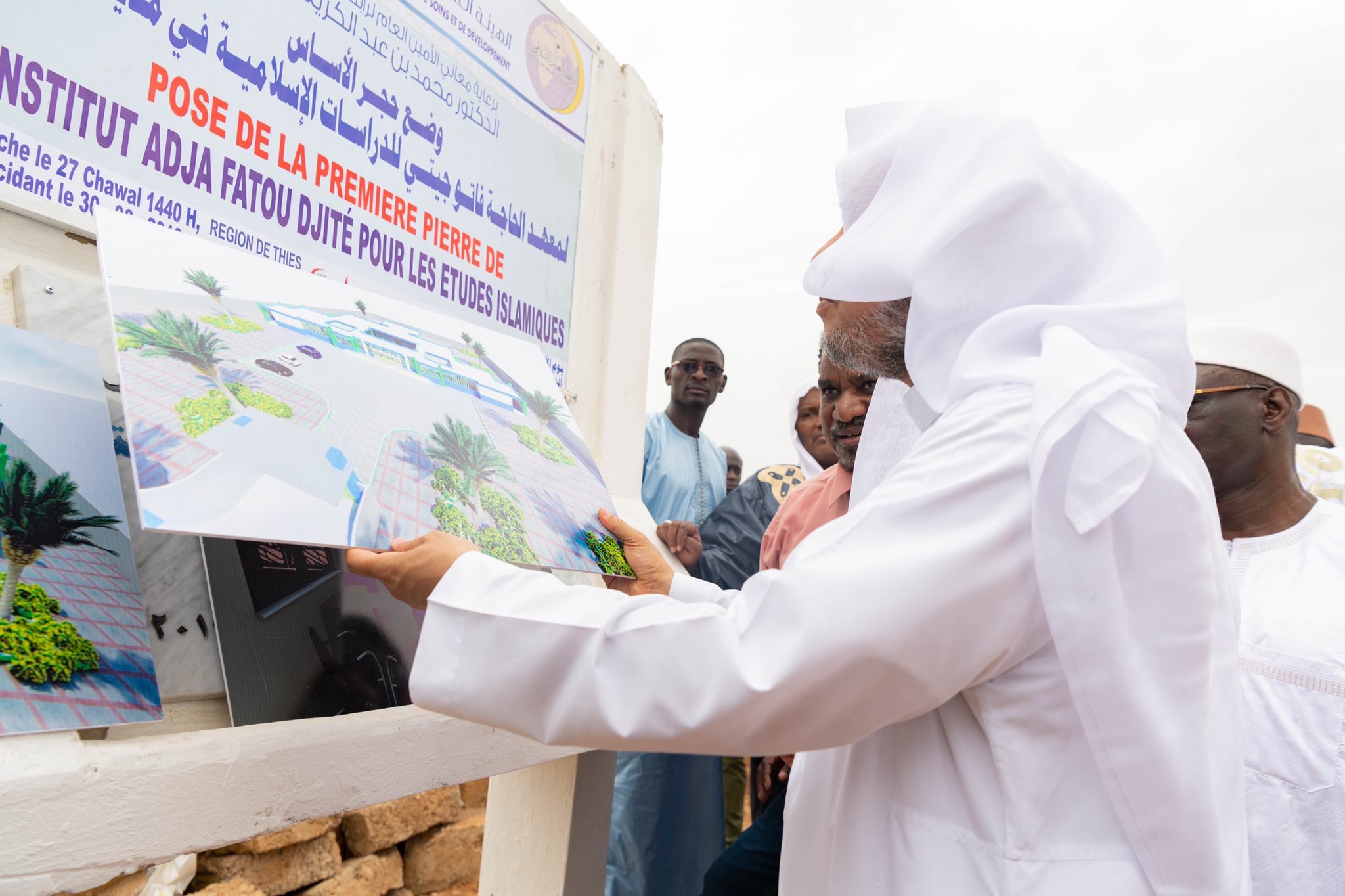 Le D.Mohammad Alissa pose la pierre angulaire pour un dispensaire de santé et un institut d’études arabes dans la ville de Thiès au Sénégal.