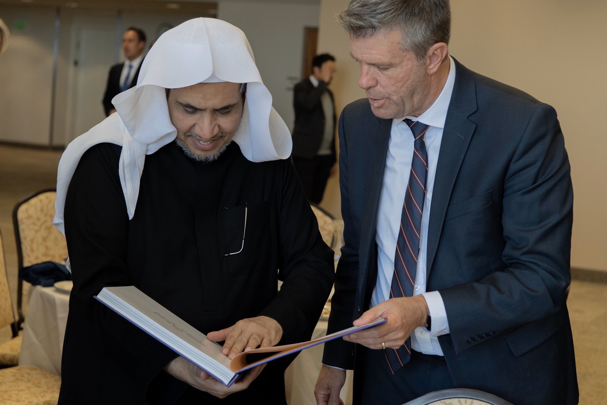 La administración de la Universidad Estatal de Utah, en Estados Unidos, recibió al Sheij Dr. Mohammed Al-Issa para que diera una conferencia. Al término del encuentro, la Universidad le entregó un trofeo con su nombre