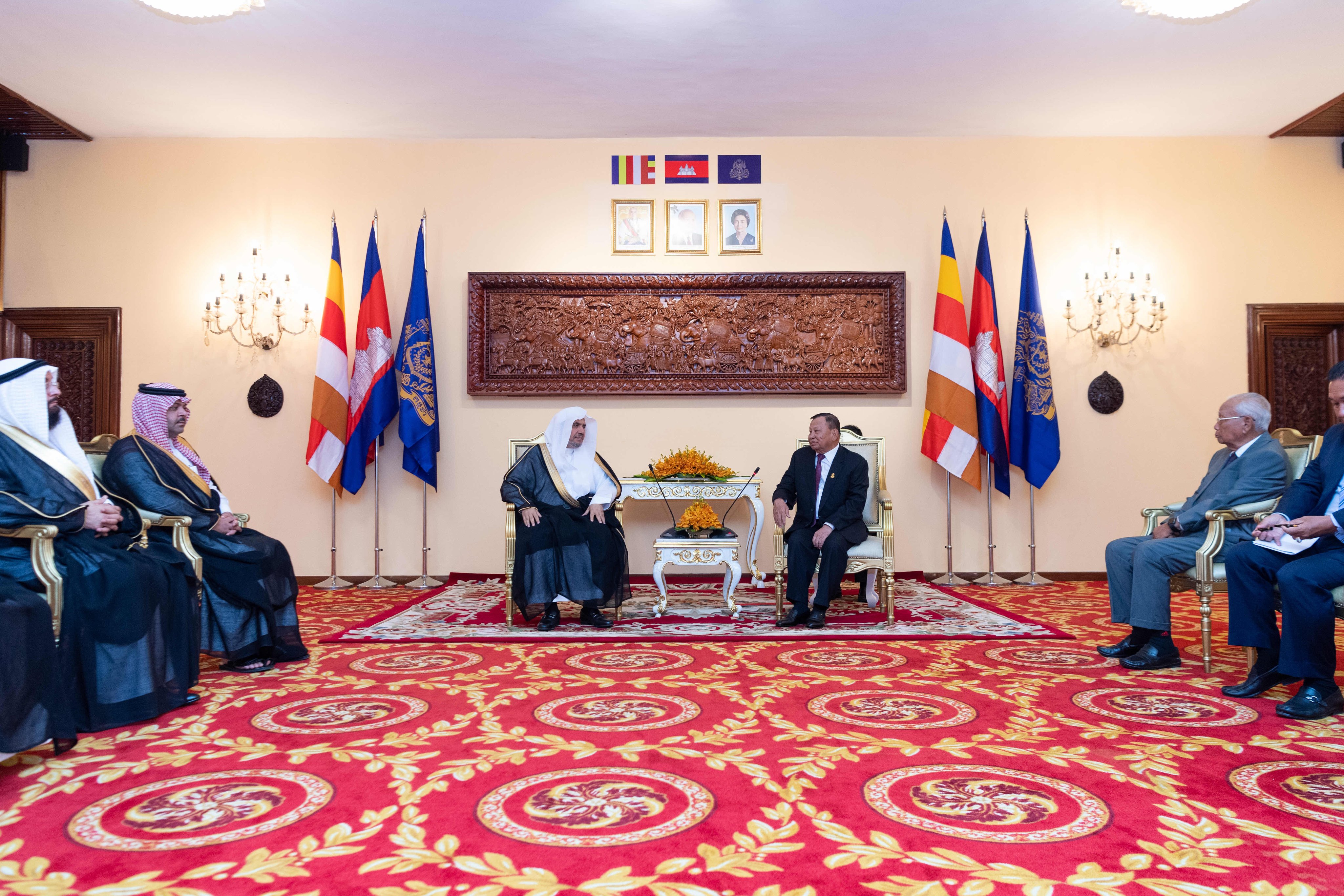 معالي الشيخ د. محمد العيسى‬⁩ يلتقي معالي رئيس مجلس الشيوخ الكمبودي السيد تشي سيم، وعدد من أعضاء المجلس