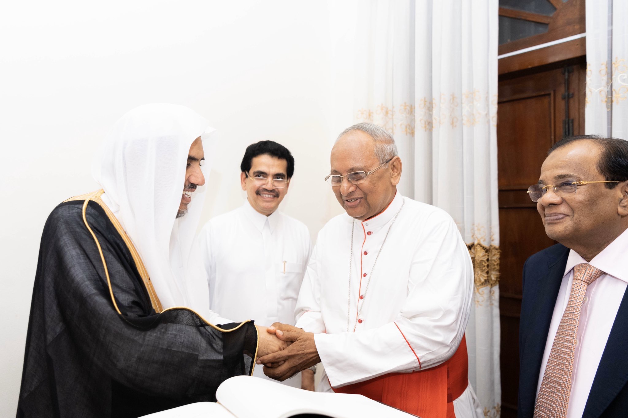 معالي أمين عام ⁧رابطة العالم الإسلامي⁩ الشيخ د. محمد العيسى⁩ يلتقي في ⁧سريلانكا⁩ نيافة الكاردينال رنجيت رئيس أساقفة ⁧كولومبو