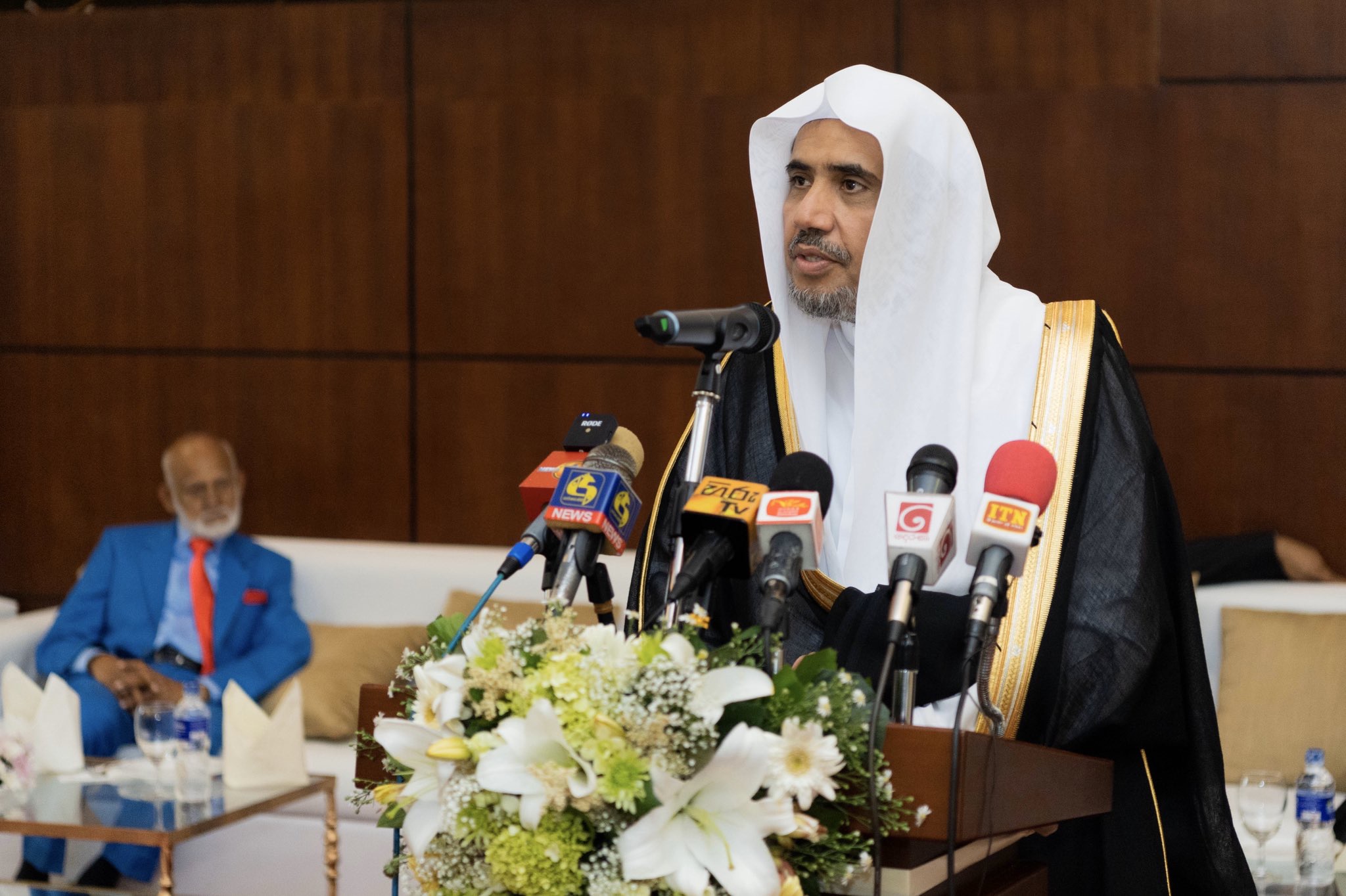 Wali Kota Colombo memberikan penghormatan kepada Yang Mulia Syekh Dr. Mohammed Al-Issa dengan dihadiri oleh para tokoh terkemuka dan anggota korps diplomatik, serta menyerahkan kunci ibu kota kepada Yang Mulia.