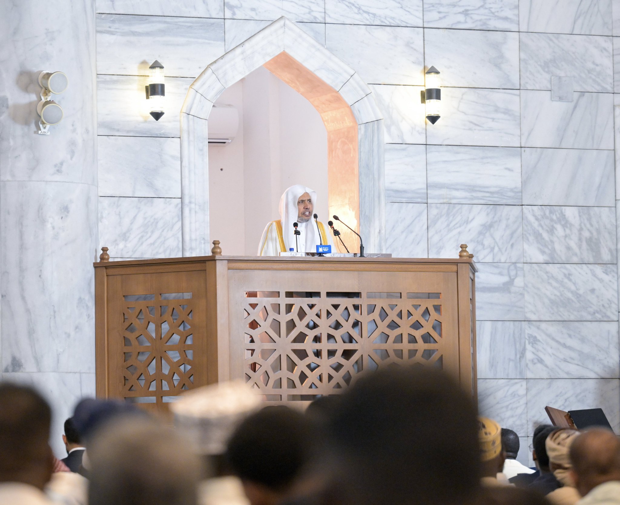 ‏معالي الشّيخ د. مُحمّد بن عبدالكَريم العيسى‬⁩ ، الأمينُ العام لرابطة العَالم الإسلاميّ رئيسُ هيئةِ عُلماء المسلمين، يخطُبُ على منبر الجَامع الكبير في العاصمة الصُّوماليّة "مقديشو".
