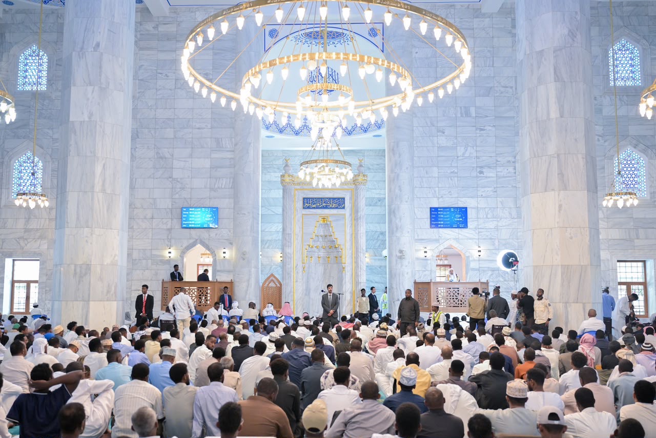 أمين عام رابطة العالم الإسلامي يُلقي خطبة الجمعة ويؤمّ المصلين في الجامع الكبير بالعاصمة الصومالية