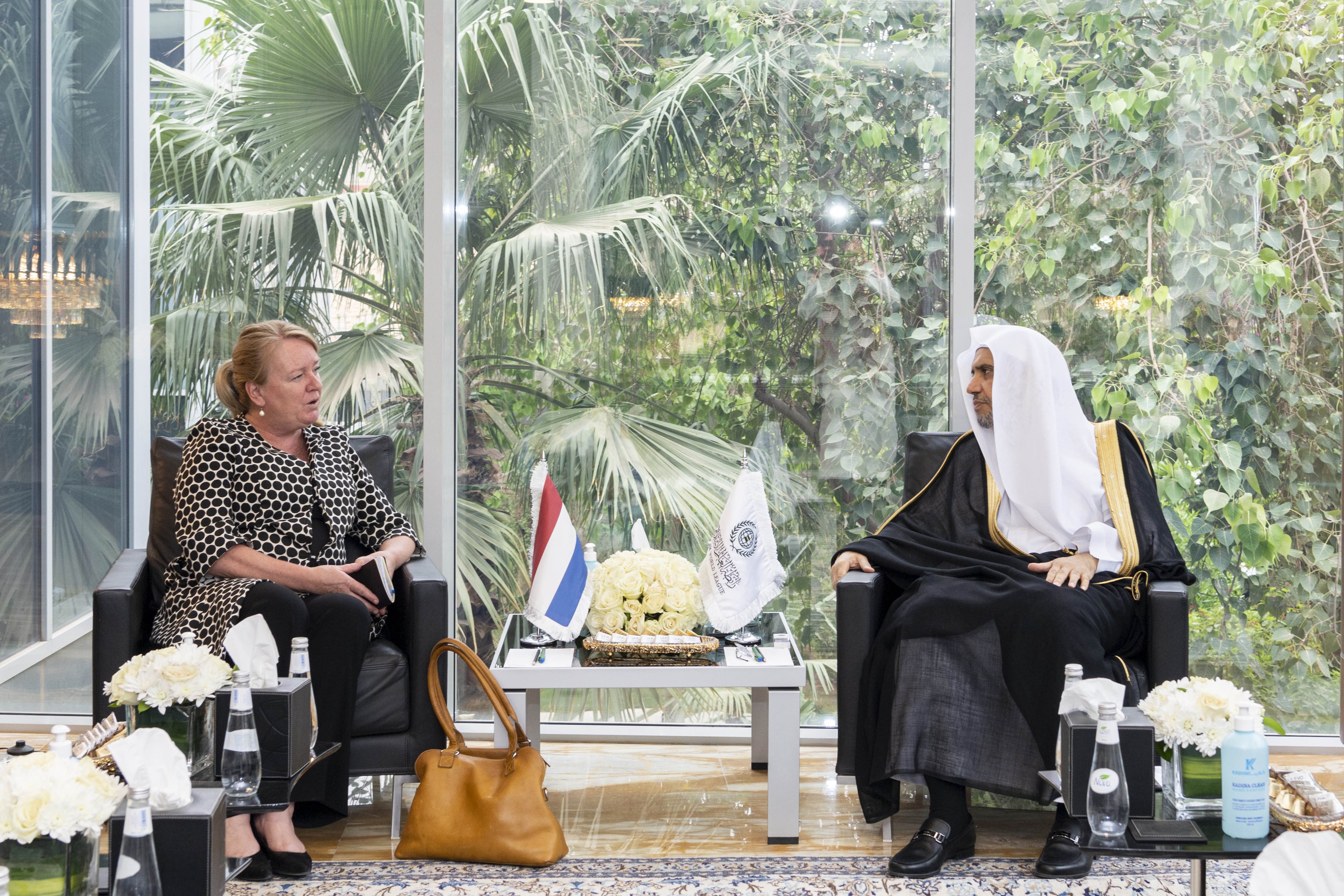 التقى معالي الأمين العام لـ رابطة العالم الإسلامي‬⁩ الشيخ د. محمد العيسى‬⁩، في مكتبه بالرياض، سعادة سفيرة مملكة هولندا لدى المملكة العربية السعودية، السيدة جانيت البيردا