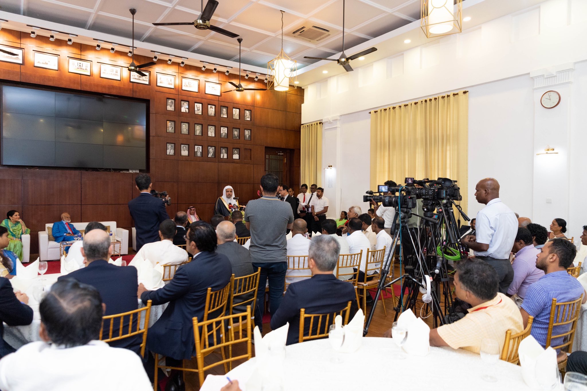 Wali Kota Colombo memberikan penghormatan kepada Yang Mulia Syekh Dr. Mohammed Al-Issa dengan dihadiri oleh para tokoh terkemuka dan anggota korps diplomatik, serta menyerahkan kunci ibu kota kepada Yang Mulia.