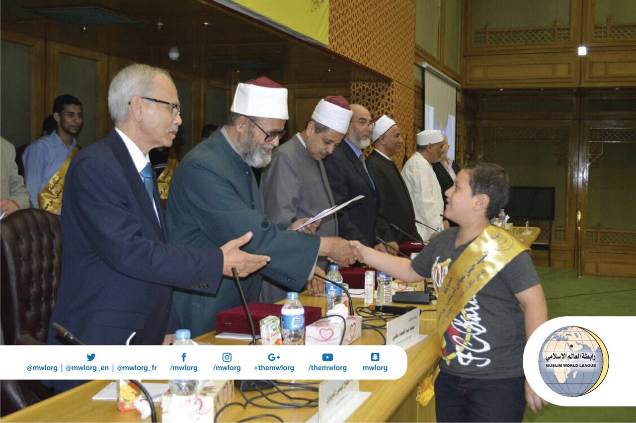 La LIM organise le concours Hassan Sharbatly de récitation du Qour'an avec al azhar et récompense les gagnants en présence d'officiels.