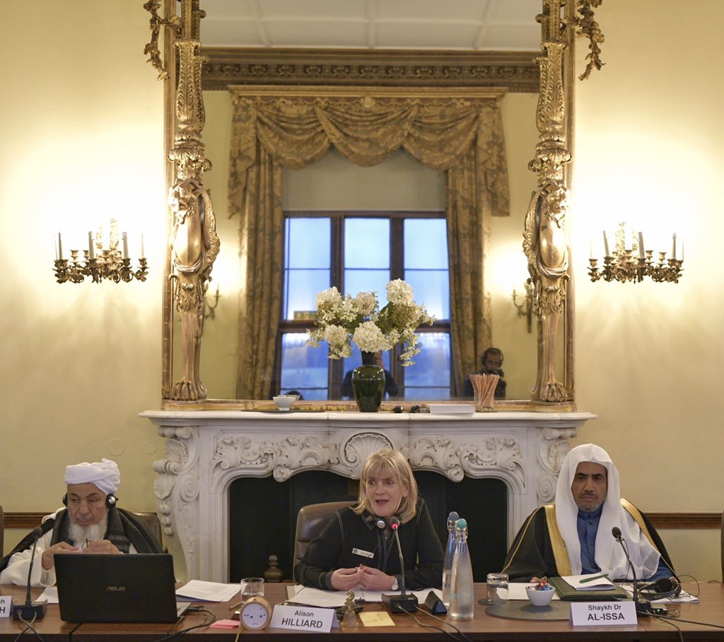 Devant des représentants religieux et politiques, le D. Mohammad Alissa lors de la cérémonie d’ouverture du forum de Wilton Park sur "la citoyenneté globale" 