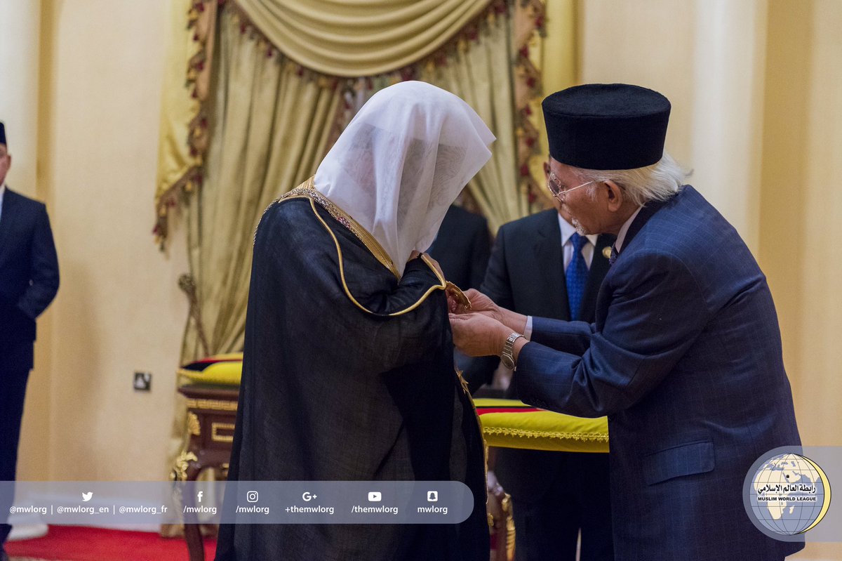مملكة ماليزيا تمنح د.محمد العيسى أعلى أوسمتها: (فارس الدولة) بأعلى لقب: (داتو سري)