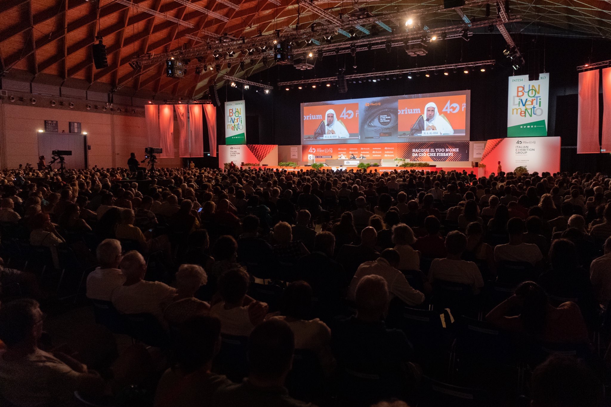 Le D.Mohammad Alissa parle devant plus de 6000  jeunes européens  de sujets idéologiques et  sociaux importants  durant les activités du forum international de Rimini en Italie.