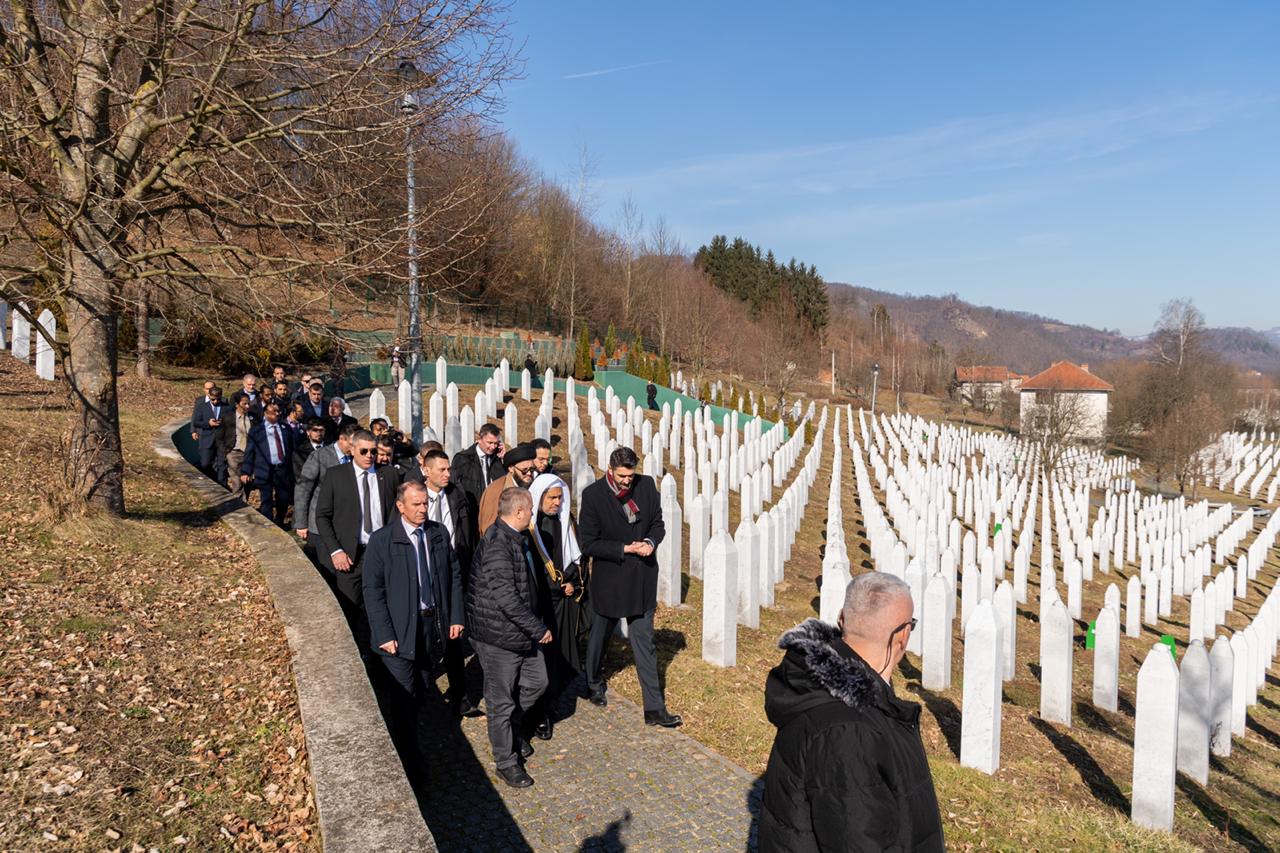 Ces jours-ci marquent les 25 ans du terrible génocide de  Srebrenica en Bosnie-Herzégovine; dans l’esprit du devoir de solidarité islamique le SG de la LIM MohammadAlissa a visité, à la tête d'une délégation de Oulémas, le lieu du massacre.