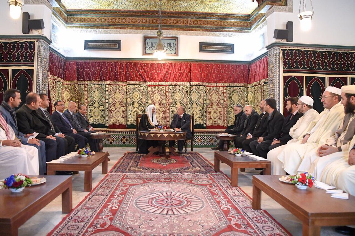 Le SG avec M. Boubakeur, recteur de la mosquée de Paris, des savants et penseurs durant sa visite où il a fait une allocution sur la modération dans l'Islam