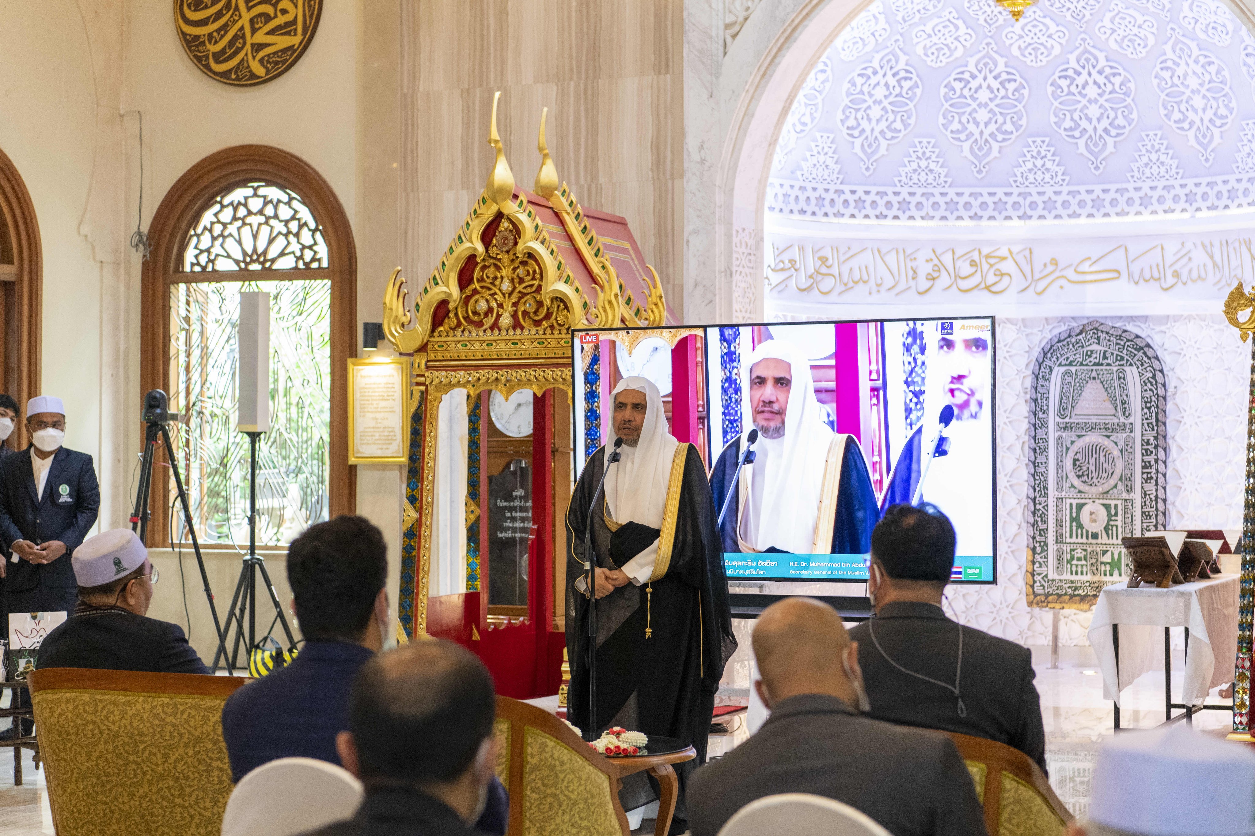 زار معالي الشيخ د. محمد العيسى‬⁩ مسجد تون سون في بانكوك، حيث التقى معاليه بأصحاب الفضيلة من المشايخ والأئمة،