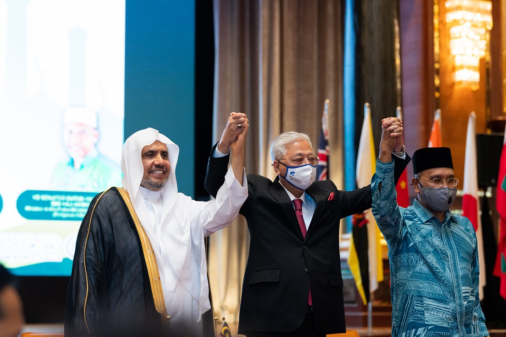 رئيس وزراء ماليزيا وأمين عام رابطة العالم الإسلامي يفتتحان أعمال "مؤتمر علماء جنوب شرق آسيا" في كوالالمبور