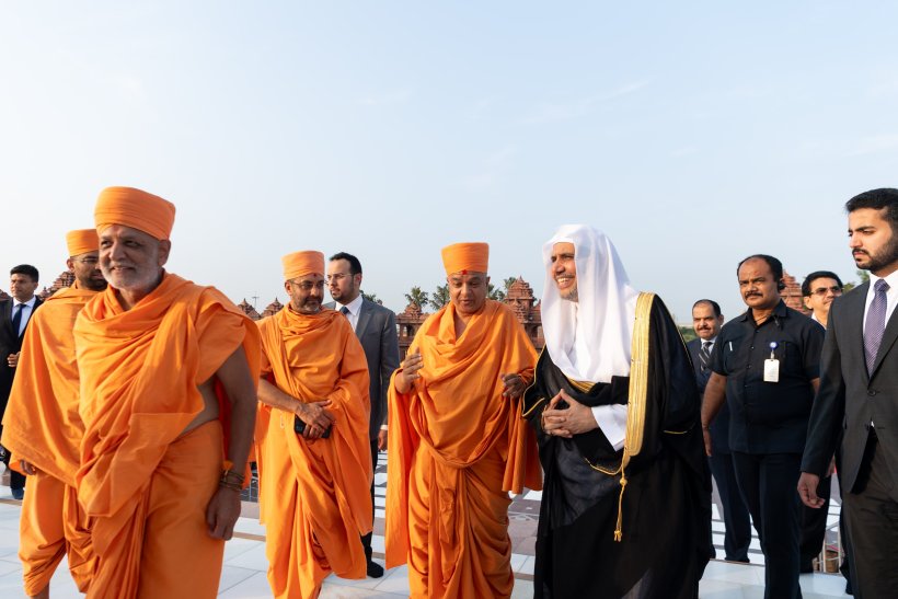 His Excellency Sheikh Dr. Mohammad Al-Issa, the Secretary-General of the MWL, Chairman of the Organization of Muslim Scholars visits the Hindu leadership at their headquarters in the Republic of India