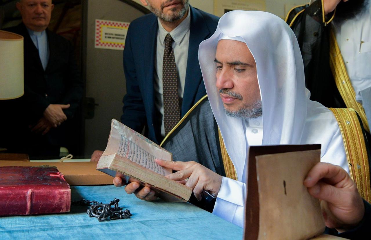 رابطہ عالم اسلامی اسلامی تمدن کی عظمت  اور اس کی زبان، تہذیب اور اقدار کی خوبصورتی کو آشکارا کرنے کے لئے دنیا بھر میں ان شعبوں میں موجود معروف جامعات اور ادارہ جات  کے ساتھ میوزیم