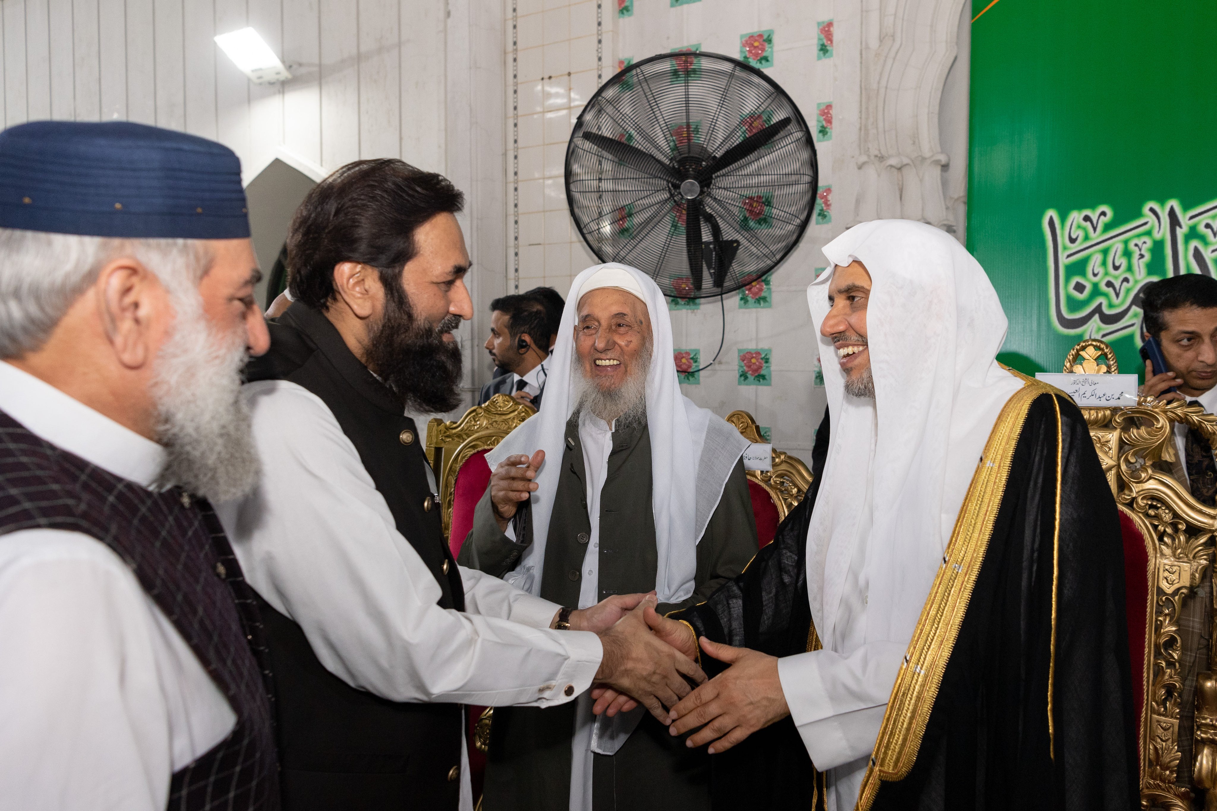 Le  SG de la LIM, président de l'Organisation des savants musulmans Mohammad Alissa tenant   une conférence à l'Université Ashrafieh de Lahore ; en présence du président de l'université, du gouverneur de la province du Pendjab, de oulémas et d’étudiants.