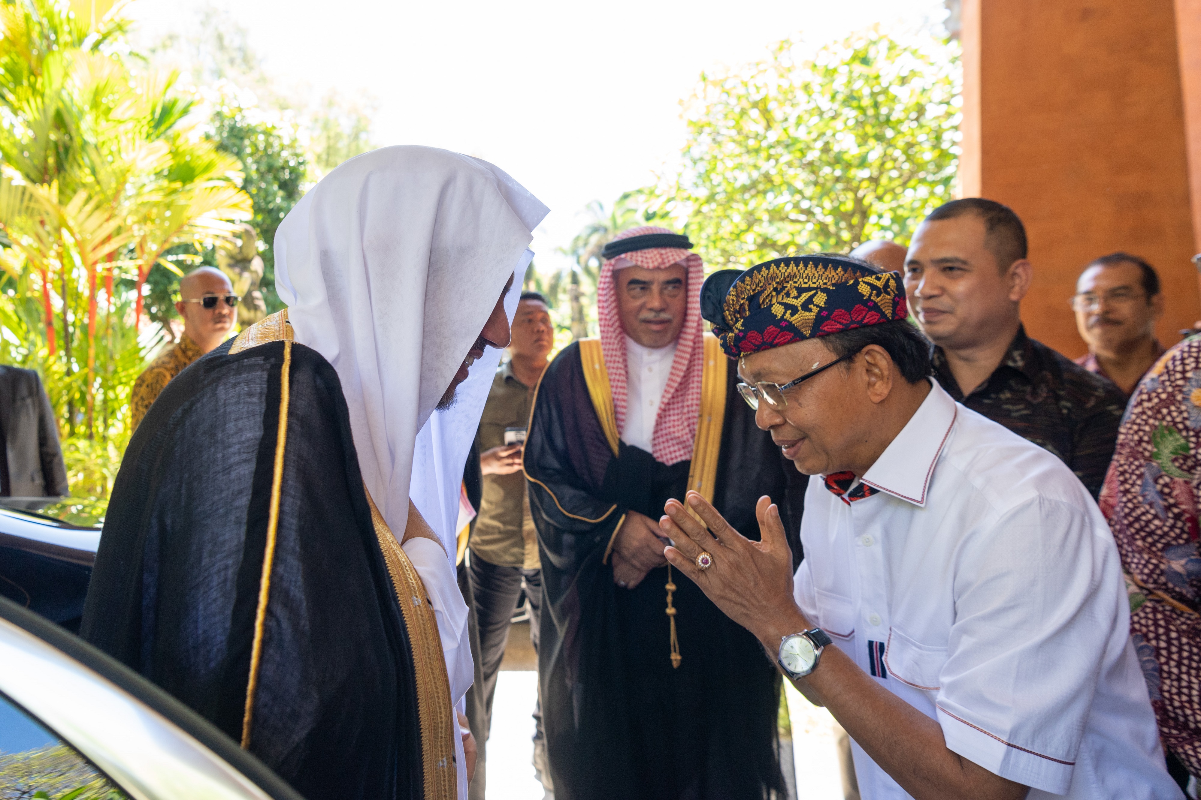 Mohammad Alissa est arrivé à Bali, lieu du Sommet du G20 de cette année pour présider le Sommet du Groupe des   Religions SommetR20. Il a été reçu par le Gouverneur de Bali