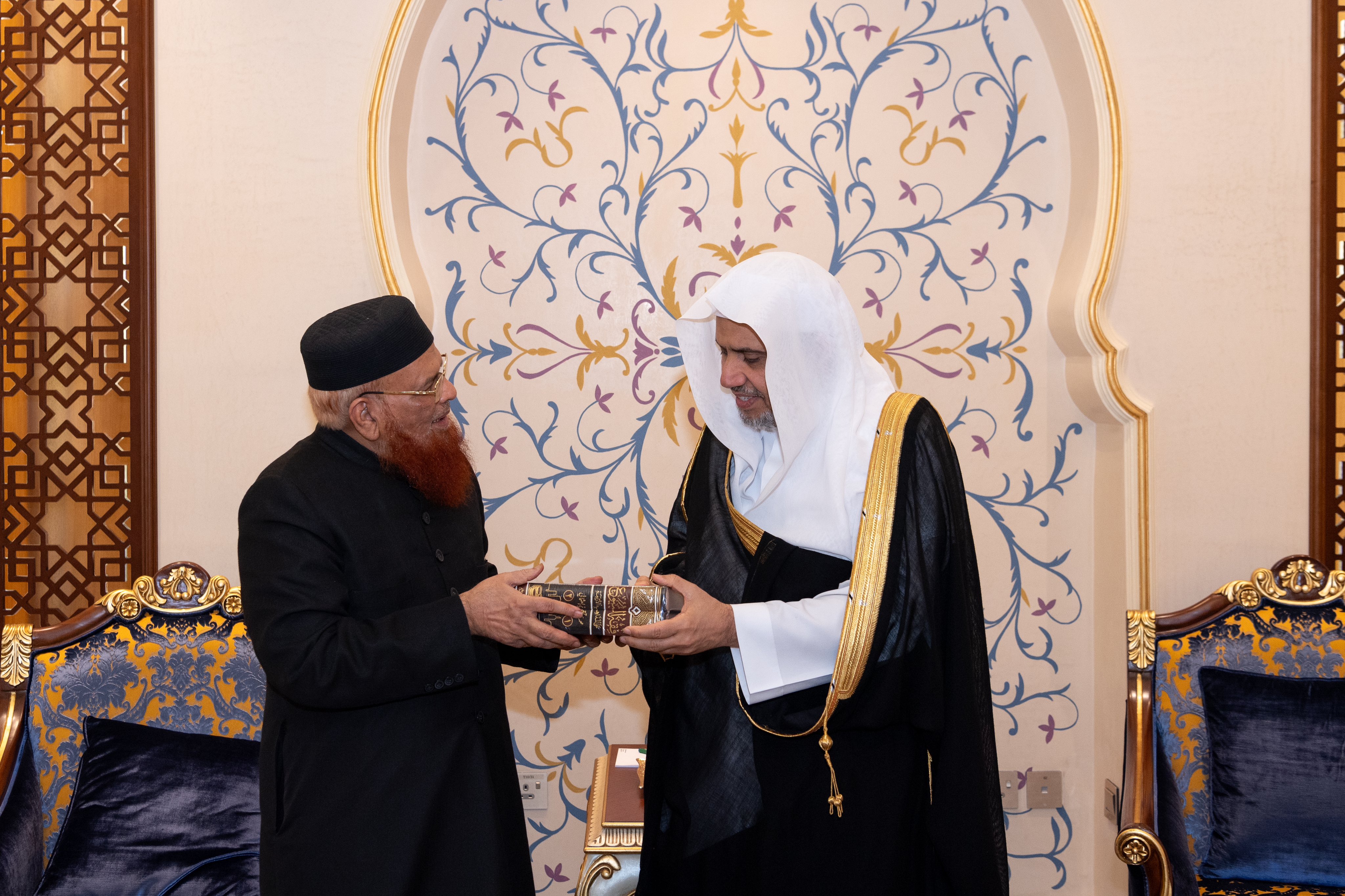 استقبل معالي الأمين العام، رئيس هيئة علماء المسلمين، فضيلة الشيخ د. ⁧‫محمد العيسى‬⁩ ‬⁩ في مكتبه بمكة المكرمة سماحة المفتي بجمهورية باكستان الإسلامية، الشيخ الدكتور محمد تقي العثماني