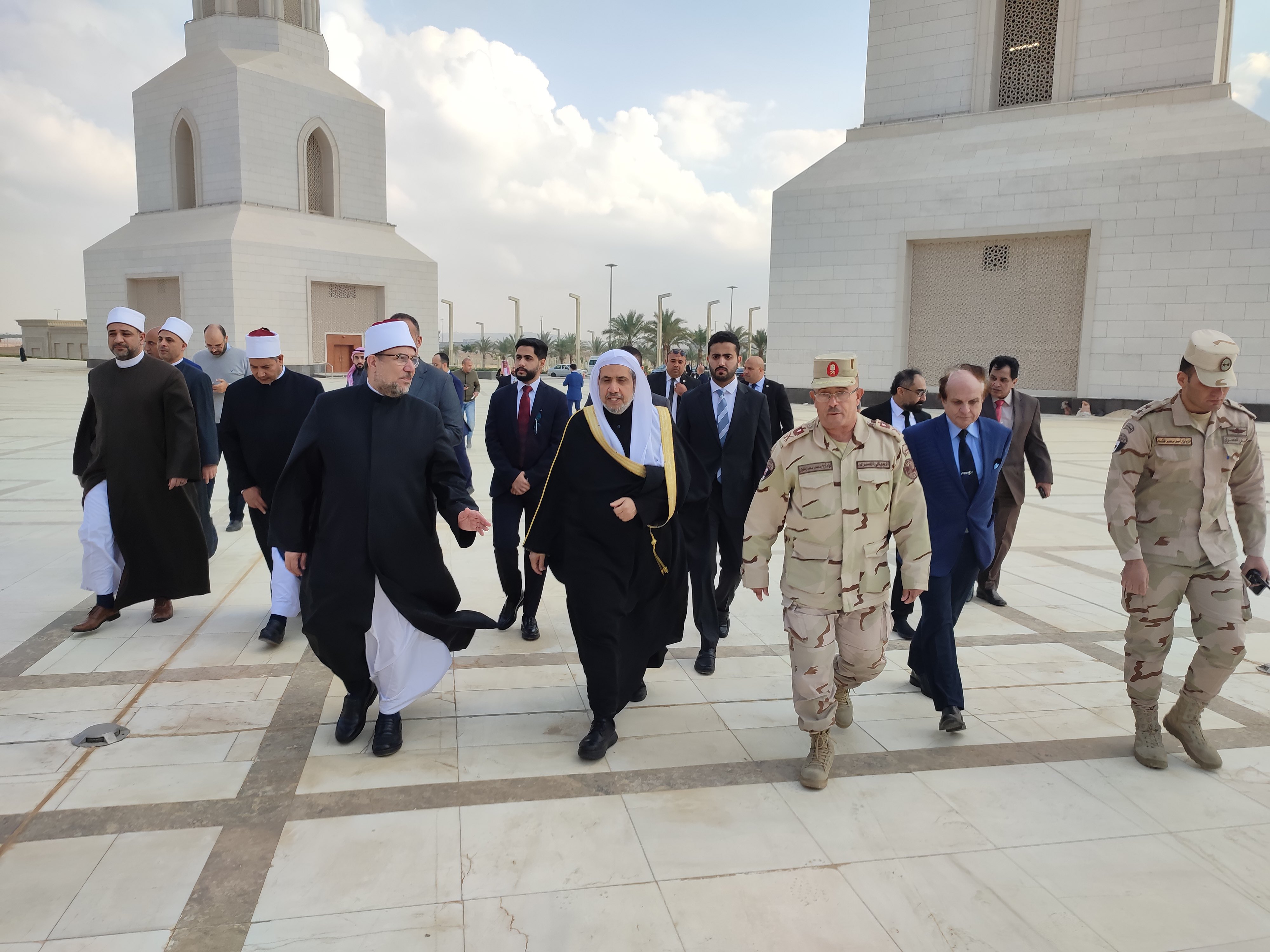 لقطات من زيارة معالي الأمين العام، رئيس هيئة علماء المسلمين، فضيلة الشيخ د. ⁧‫محمد العيسى‬⁩، لجمهورية ⁧‫مصر‬⁩ العربية، حيث كان في استقباله بمطار ⁧‫القاهرة‬⁩ الدولي، معالي ⁧‫وزير الأوقاف‬⁩، رئيس المجلس الأعلى للشؤون الإسلامية، د. محمد مختار جمعة