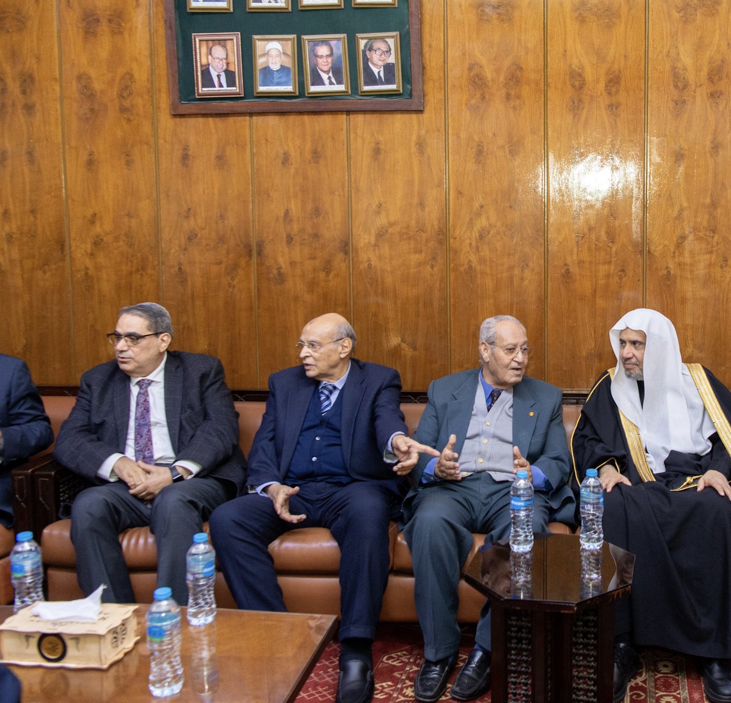‏“في سياق زيارته لمصر”، وبدعوةٍ رسميةٍ، وبحُضورِ رئيس المجمع: ‏⁧‫مجمع اللغة العربية‬⁩ بالقاهرة يستضيف معاليَ الأمين العام، فضيلة الشيخ د.⁧‫ محمد العيسى‬⁩، بحضور قيادات المجمع، مستعرِضًا معه عددًا من الموضوعات العلمية ذوات الصلة والاهتمام المُتبادَل