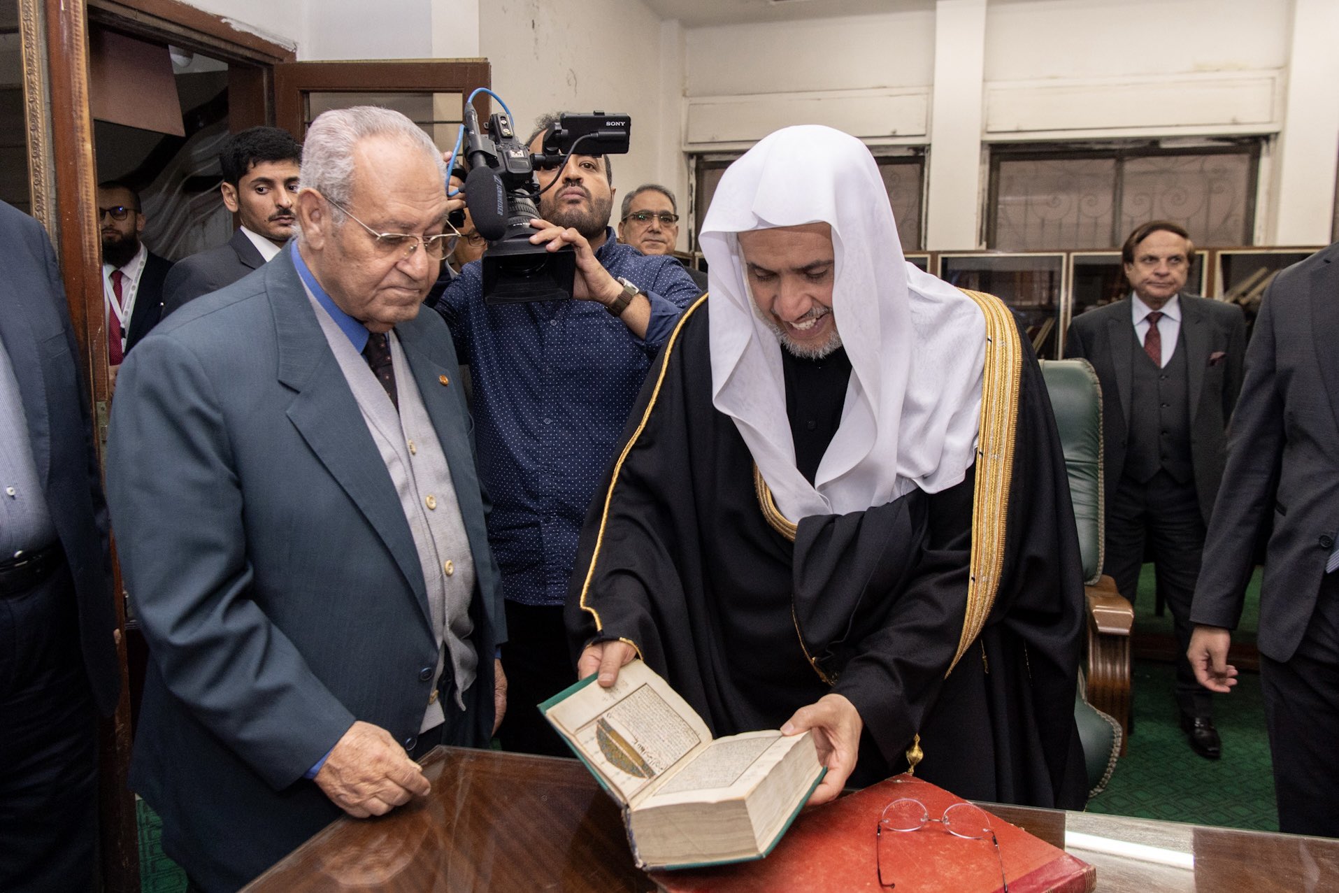 ‏“في سياق زيارته لمصر”، وبدعوةٍ رسميةٍ، وبحُضورِ رئيس المجمع: ‏⁧‫مجمع اللغة العربية‬⁩ بالقاهرة يستضيف معاليَ الأمين العام، فضيلة الشيخ د.⁧‫ محمد العيسى‬⁩، بحضور قيادات المجمع، مستعرِضًا معه عددًا من الموضوعات العلمية ذوات الصلة والاهتمام المُتبادَل