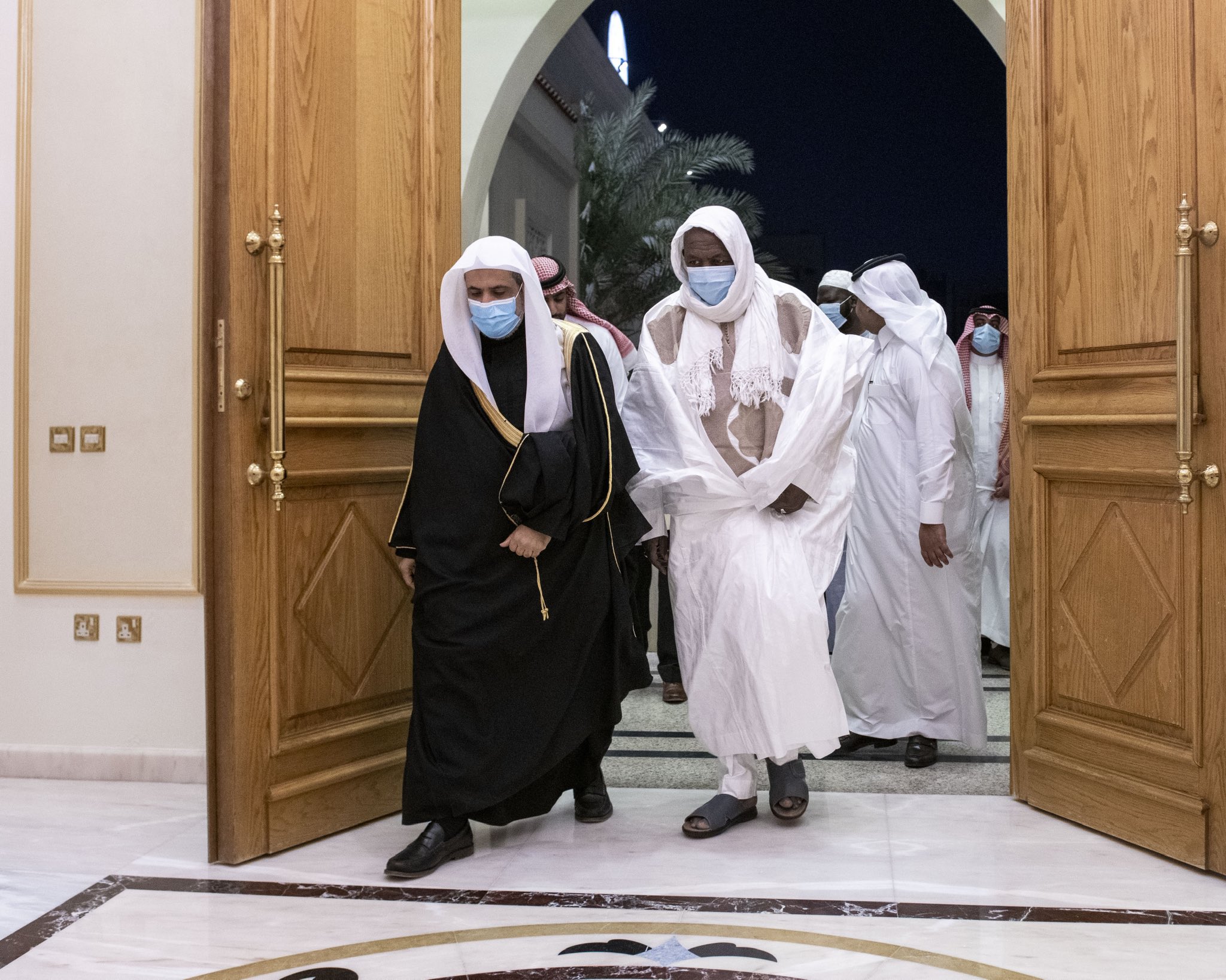 Mohammad Alissa a reçu Cheikh Mahmoud Deko, Coordonnateur général de l'Assemblée des gens de la Sounna et du groupe au Mali pour discuter des moyens de renforcer l'action conjointe, l'harmonie nationale et religieuse dans toute l'Afrique et de faire face à l’idéologie extrémiste.