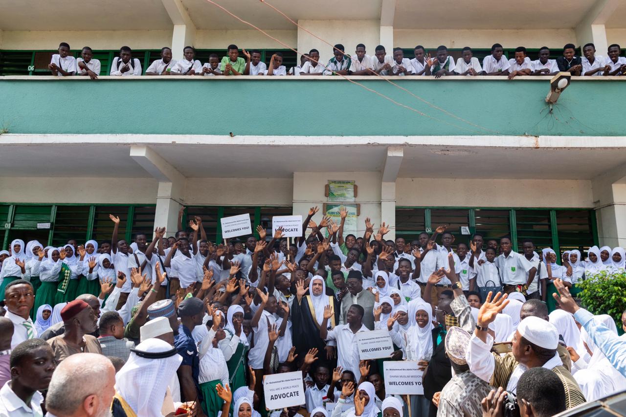 صورة جماعية للشيخ العيسى مع عدد من الطلاب