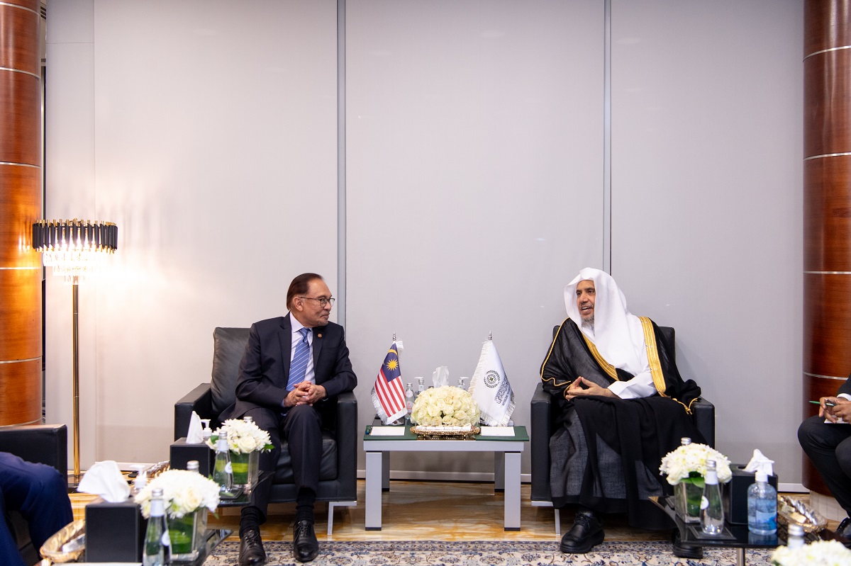 His Excellency Mr. Anwar Ibrahim, the Prime Minister of Malaysia, was received by His Excellency Sheikh Dr. Mohammed Al-Issa, Secretary-General of the MWL and Chairman of the Organization of Muslim Scholars