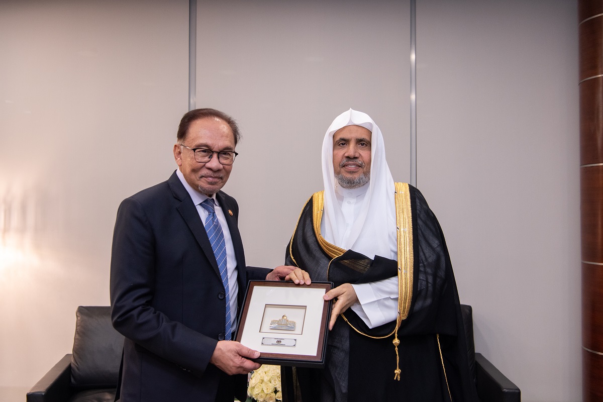 His Excellency Mr. Anwar Ibrahim, the Prime Minister of Malaysia, was received by His Excellency Sheikh Dr. Mohammed Al-Issa, Secretary-General of the MWL and Chairman of the Organization of Muslim Scholars