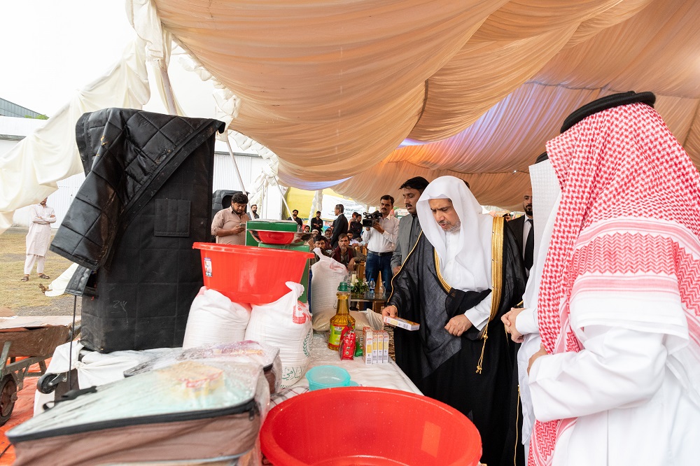 Dr. Al-Issa inaugurates the MWL campaign in Islamabad for the relief of the Pakistani people