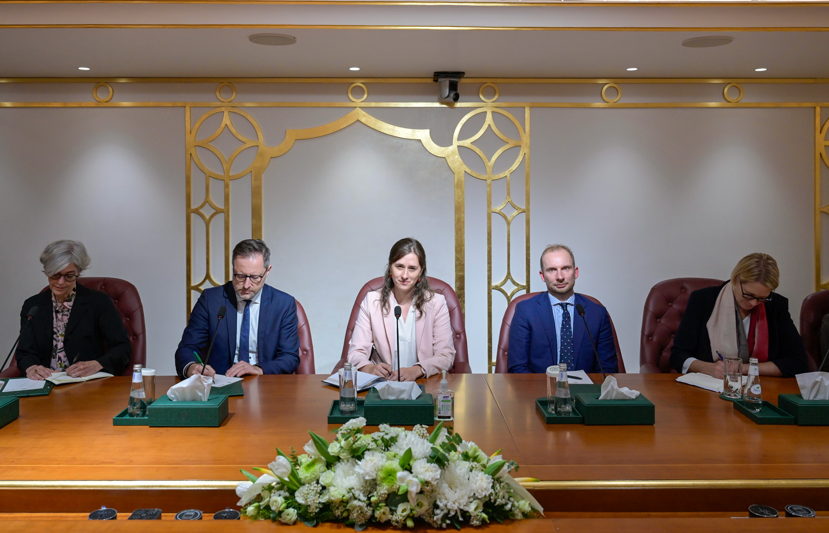 الأمين العام لرابطة العالم الإسلامي يلتقي وفدًا من القيادات الفكرية الألمانية من مختلف مراكز الأبحاث والفكر
