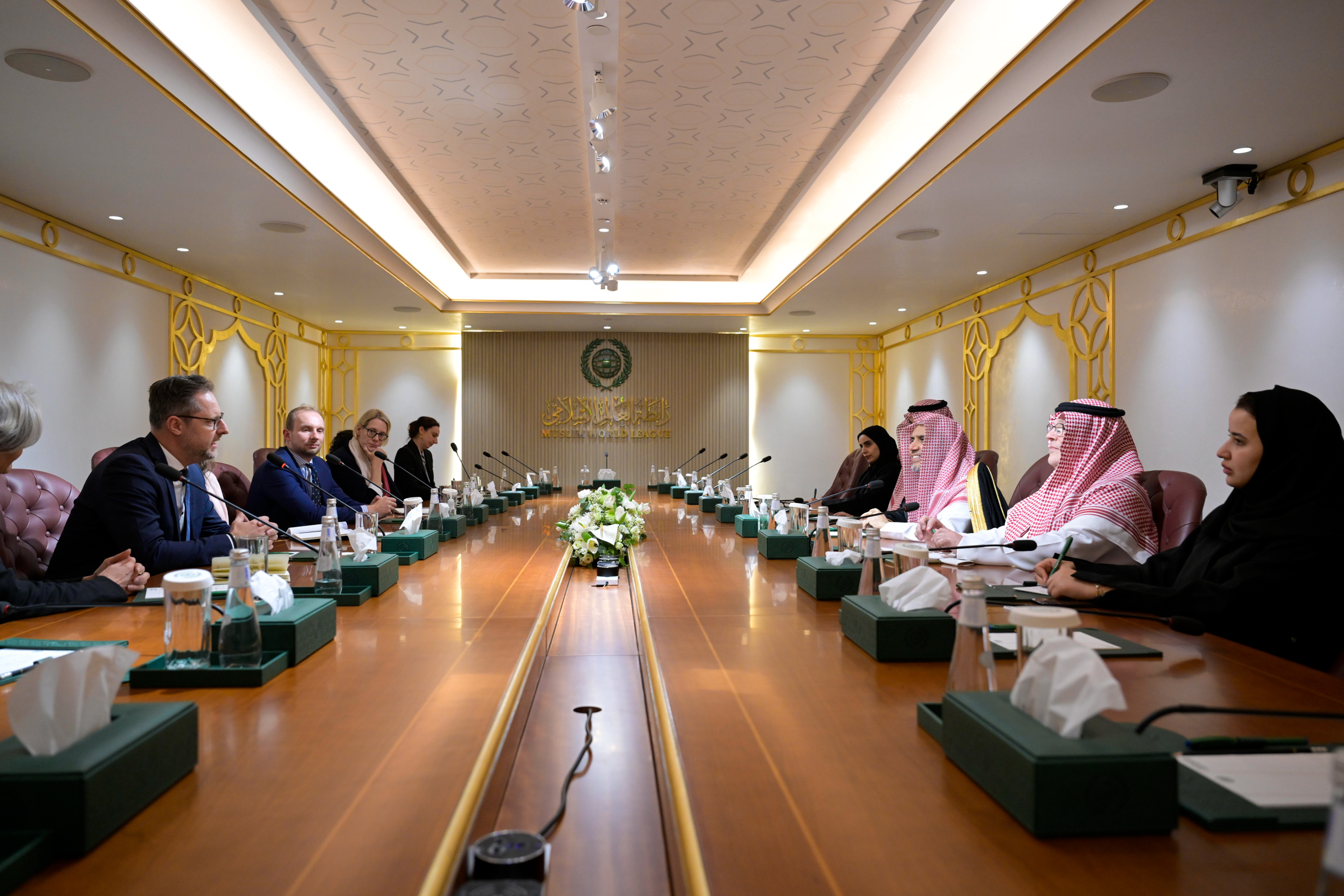 الأمين العام لرابطة العالم الإسلامي يلتقي وفدًا من القيادات الفكرية الألمانية من مختلف مراكز الأبحاث والفكر