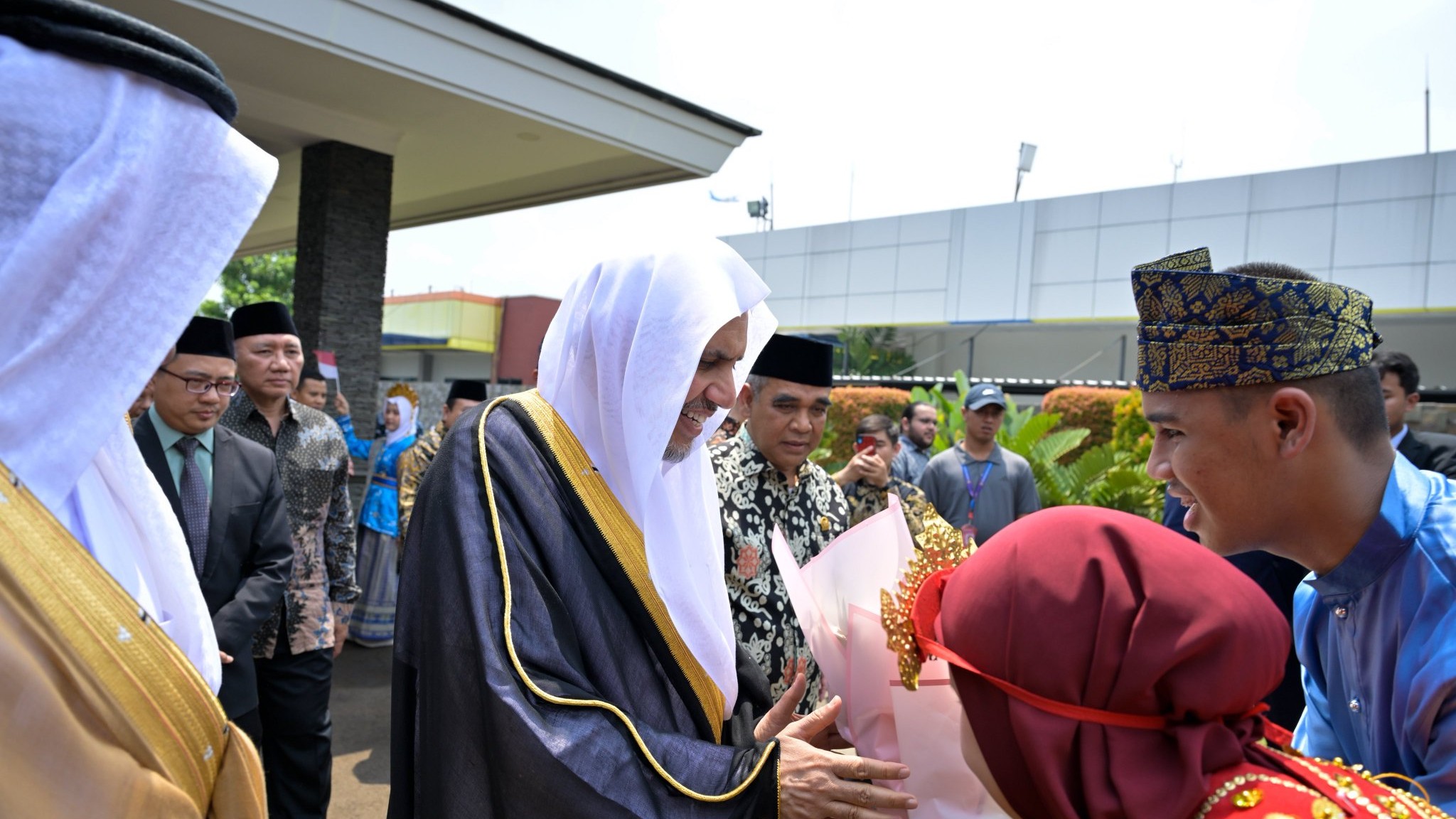 بدعوةٍ رسميةٍ من جمهورية إندونيسيا .. وتشمل عدداً من اللقاءات والفعاليات:    مساء اليوم:   وصل معالي الأمين العام، رئيس هيئة علماء المسلمين الشيخ د.محمد العيسى   ، إلى مطار حليم بيرداناكوسوما الدولي، في العاصمة الإندونيسية "جاكرتا"