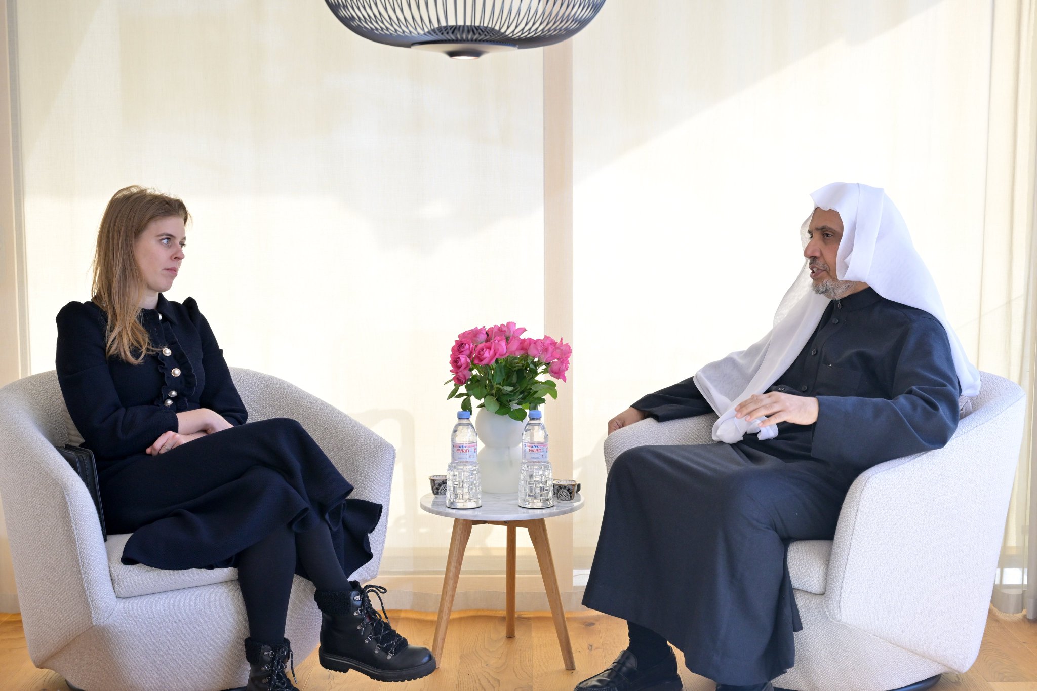 H.E. Sheikh Dr. Mohammed Al-Issa, Secretary-General, met at his residence with Her Royal Highness Princess Beatrice of York