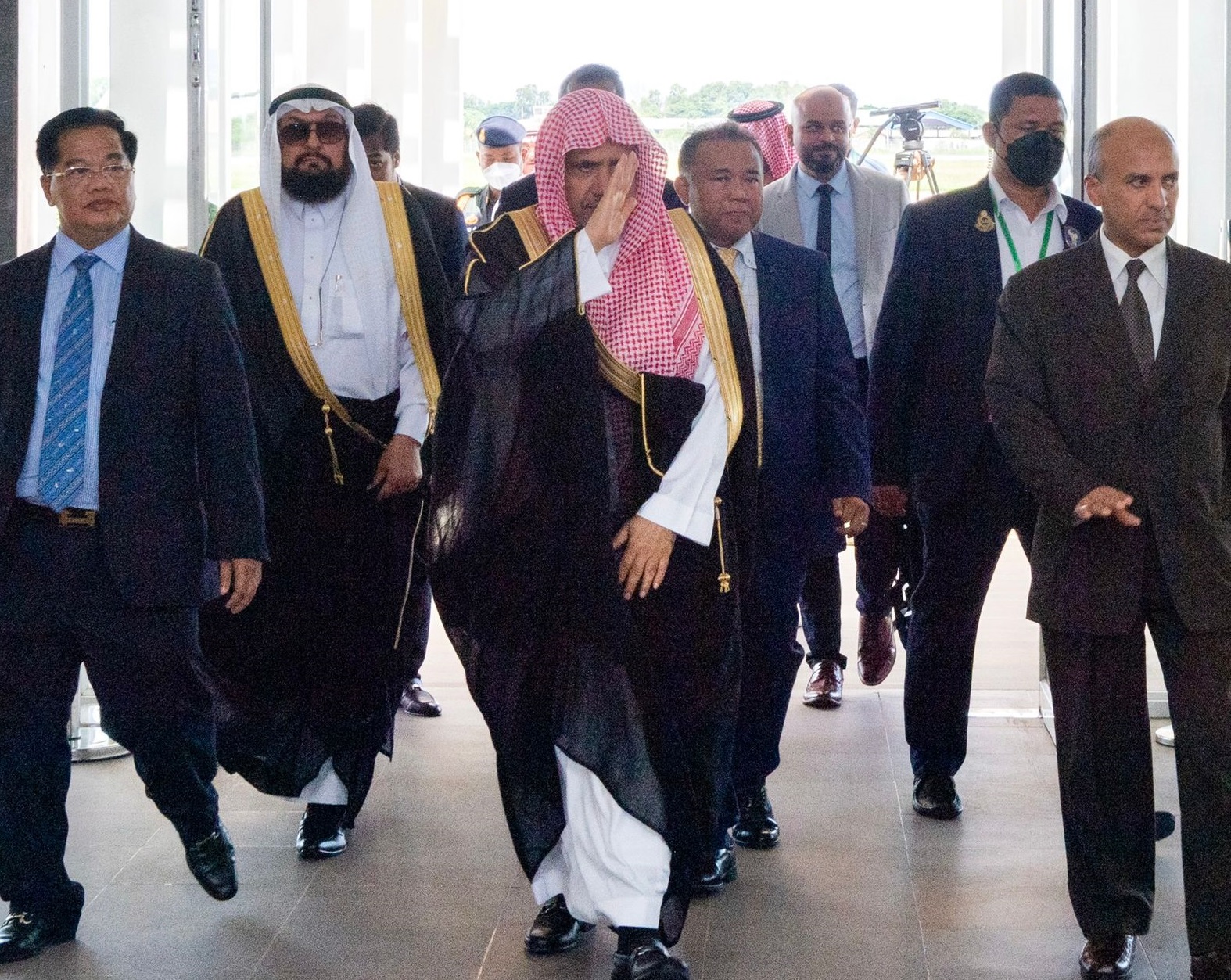 بدعوة رسمية، وصل معالي الشيخ د. محمد العيسى‬⁩ اليوم إلى مطار "بنوم بنه" الدولي، بمملكة كمبوديا