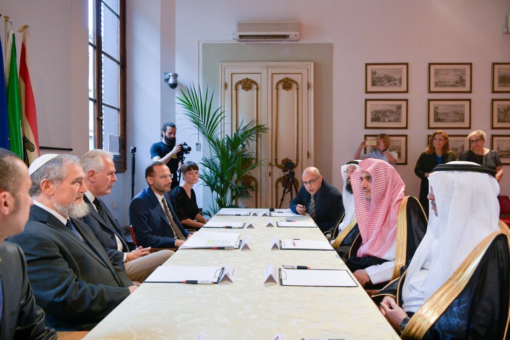 Le Président de la Région de Toscane en Italie recevant le SG de la LIM au parlement de Florence pour traiter des relations civilisationnelles entre le l’Occident et le Moyen-Orient