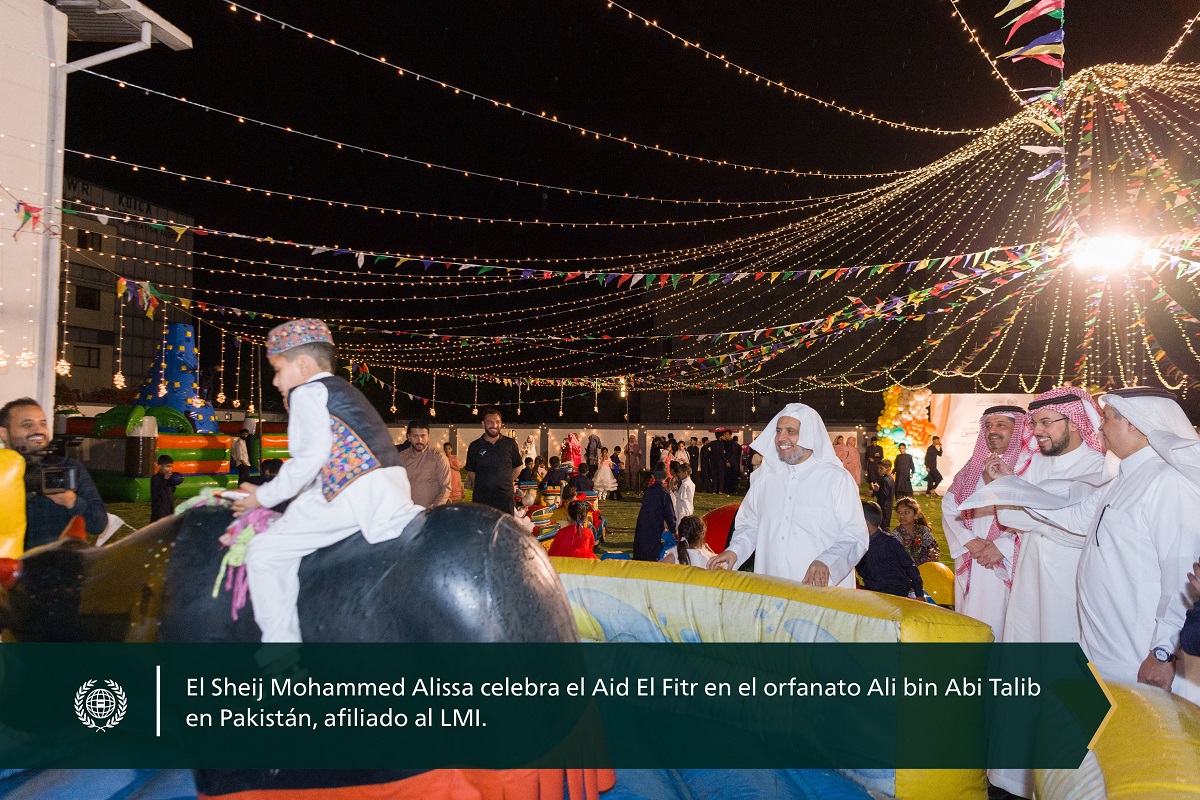 Foto de la celebración del Sheij Mohammed Al-Issa, SG de la LMI, en la festividad del Aid El Fitr en el orfanato Ali bin Abi Talib en Pakistán, que cuenta con cerca de 4600 huérfanos: